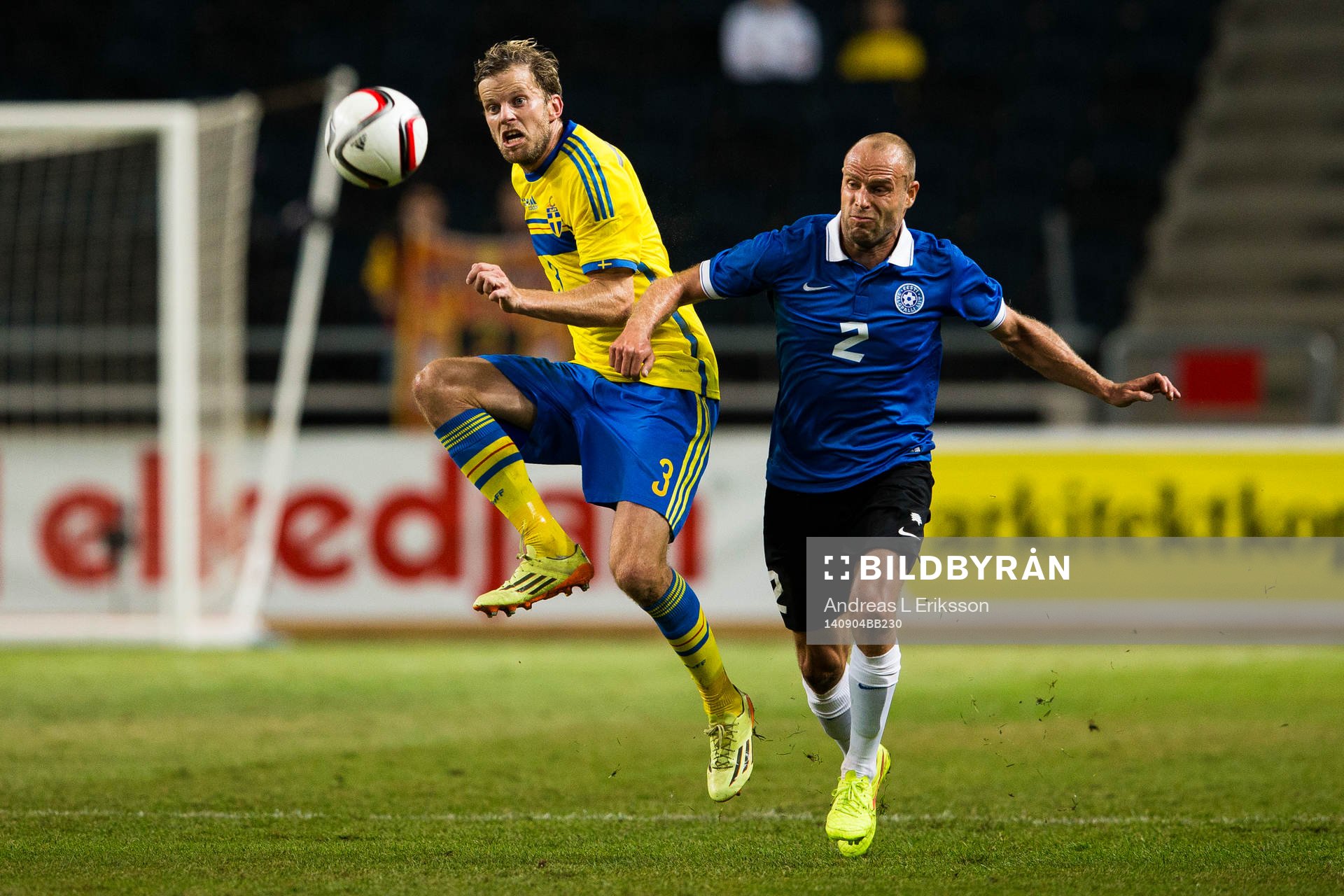 Sveriges Andreas Granqvist i kamp om bollen med Estlands