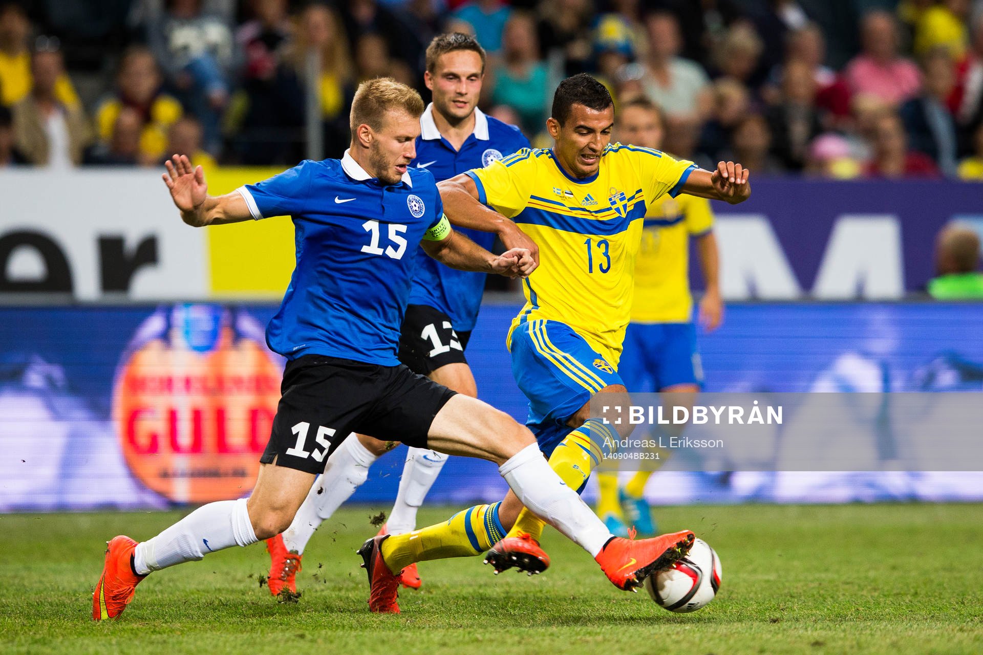 Estlands Ragnar Klavan i en närkamp med Sveriges Nabil