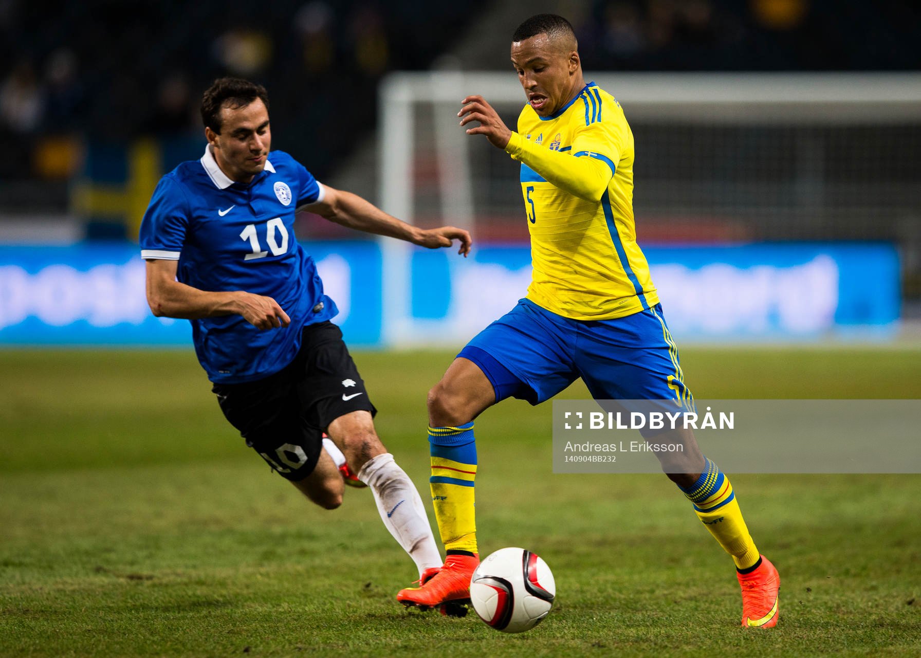 Estlands Sergei Zenjov i kamp om bollen med Sveriges Martin