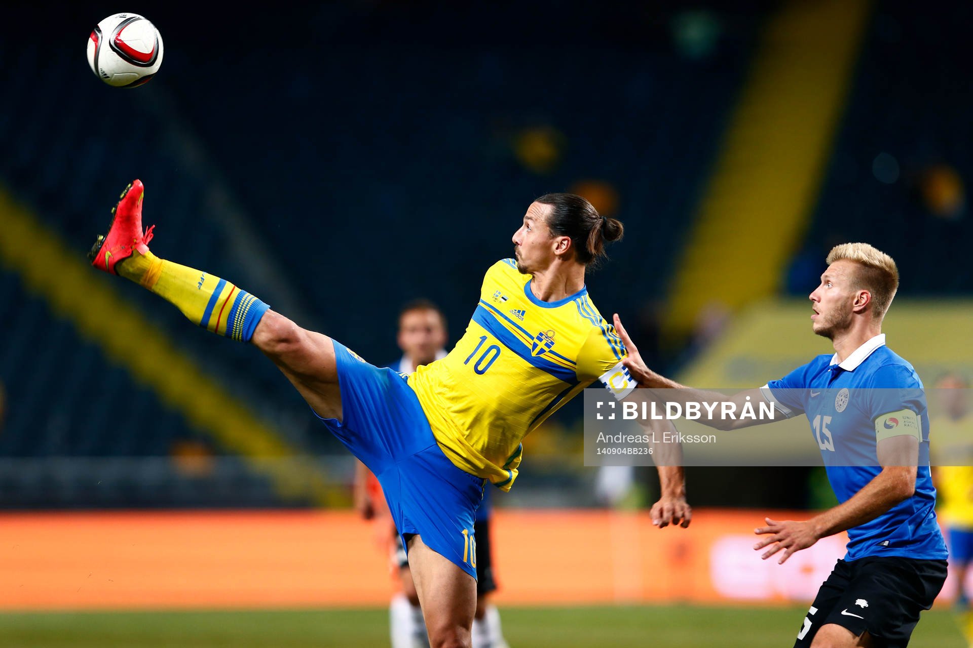Sveriges Zlatan Ibrahimovic tar emot bollen framför