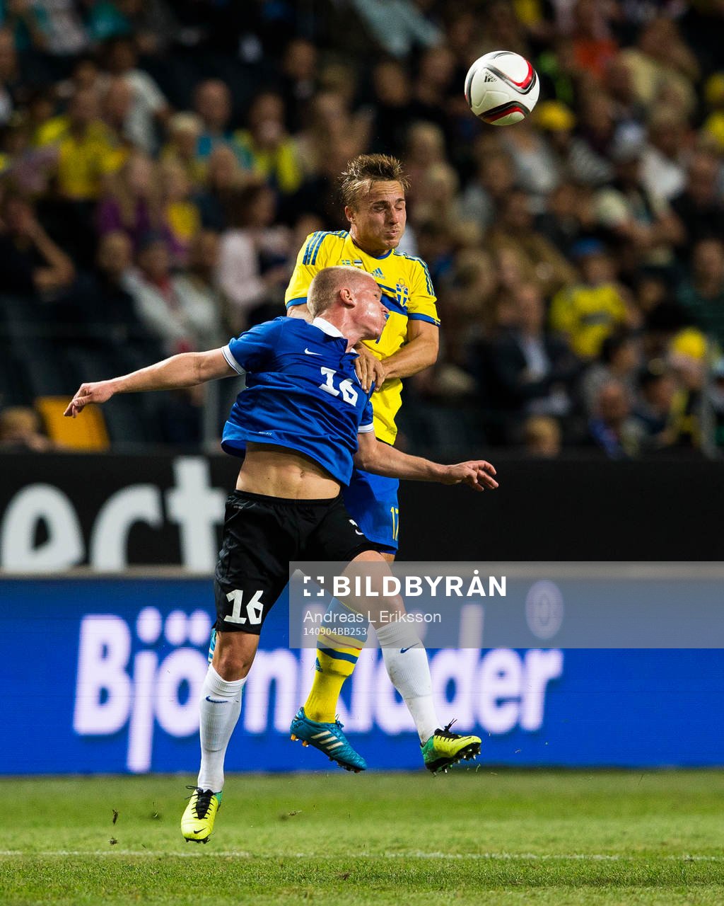 Estlands Ilja Antonov i en nickduell med Sveriges Pierre Bengtsson under fotbollslandskampen mellan Sverige och Estland den 4 september 2014 i Stockholm.