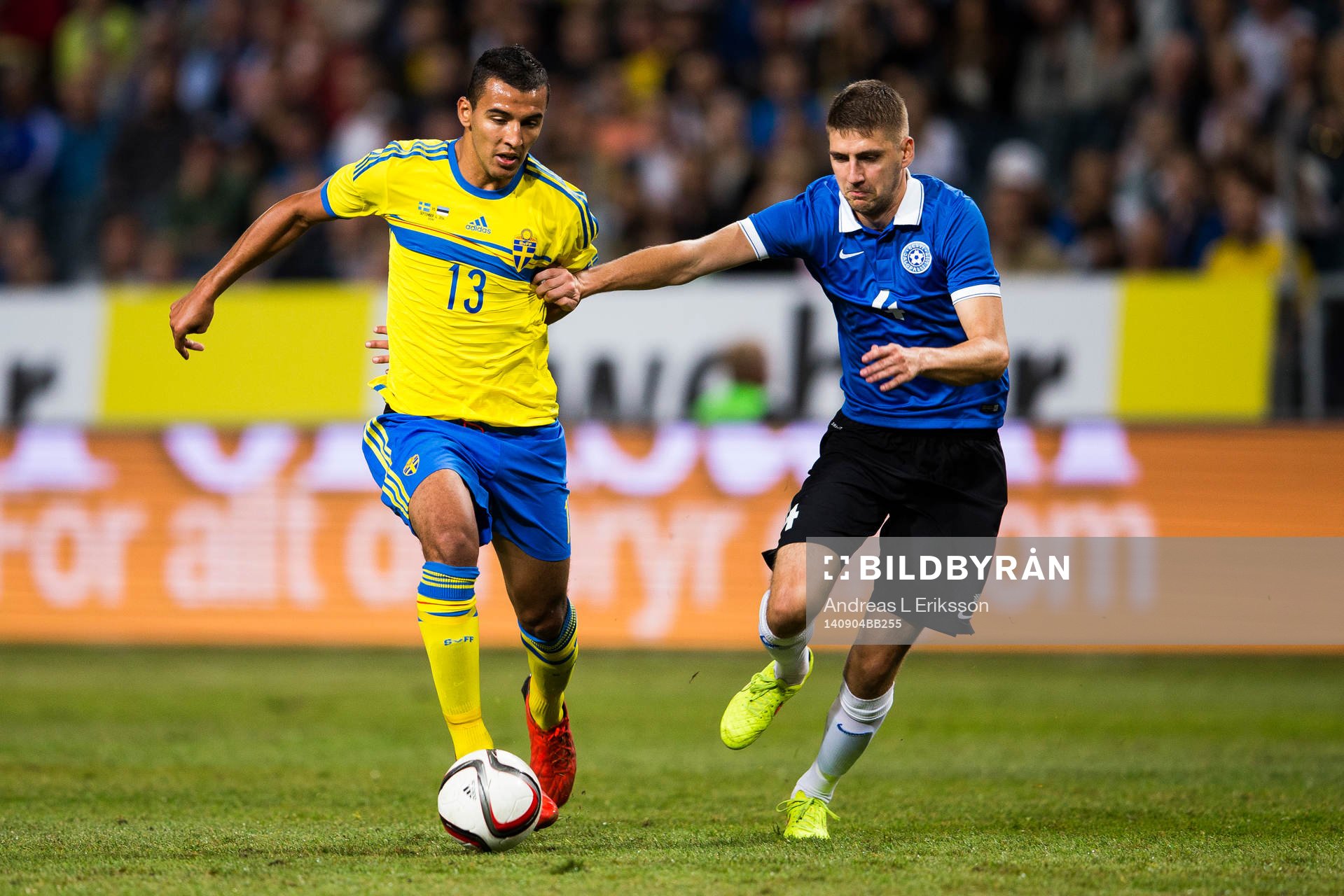 Sveriges Nabil Bahoui i kamp om bollen med Estlands Igor