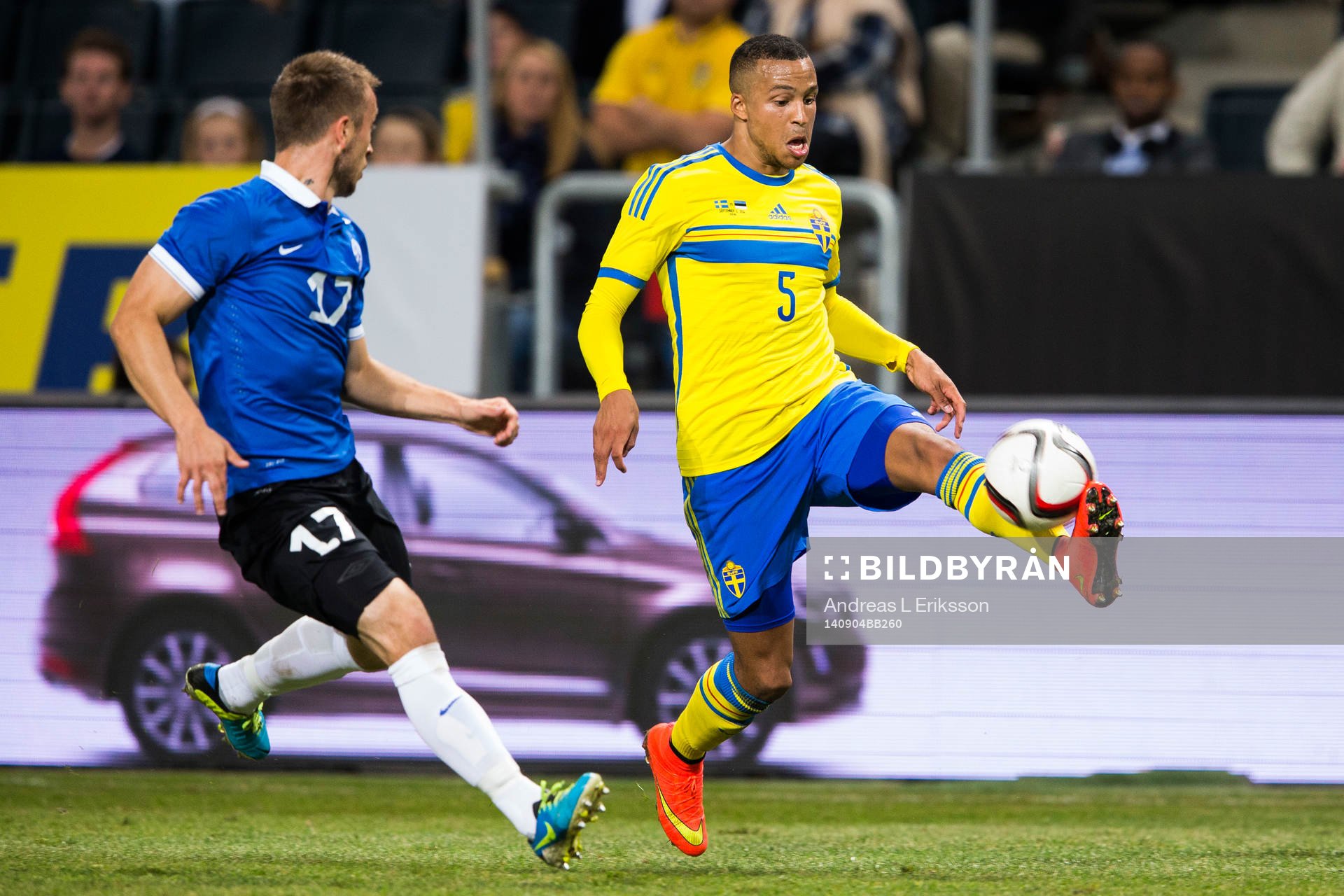 Sveriges Martin Olsson tar ner bollen framför Estlands Enar Jääger under fotbollslandskampen mellan Sverige och Estland den 4 september 2014 i Stockholm.