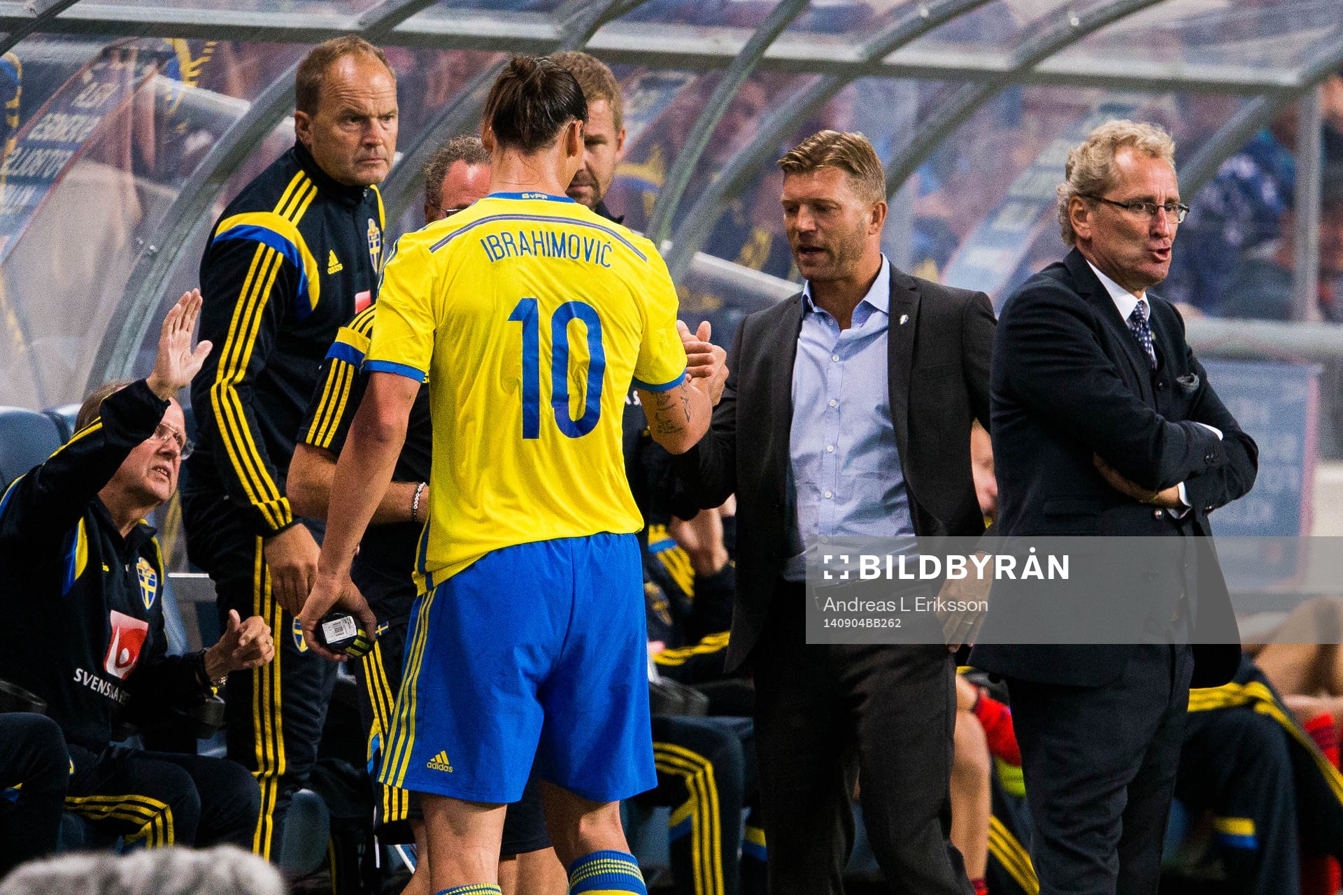 Sveriges Zlatan Ibrahimovic blir utbytt och skakar hand med players manager Marcus Allbäck under fotbollslandskampen mellan Sverige och Estland den 4 september 2014 i Stockholm.
