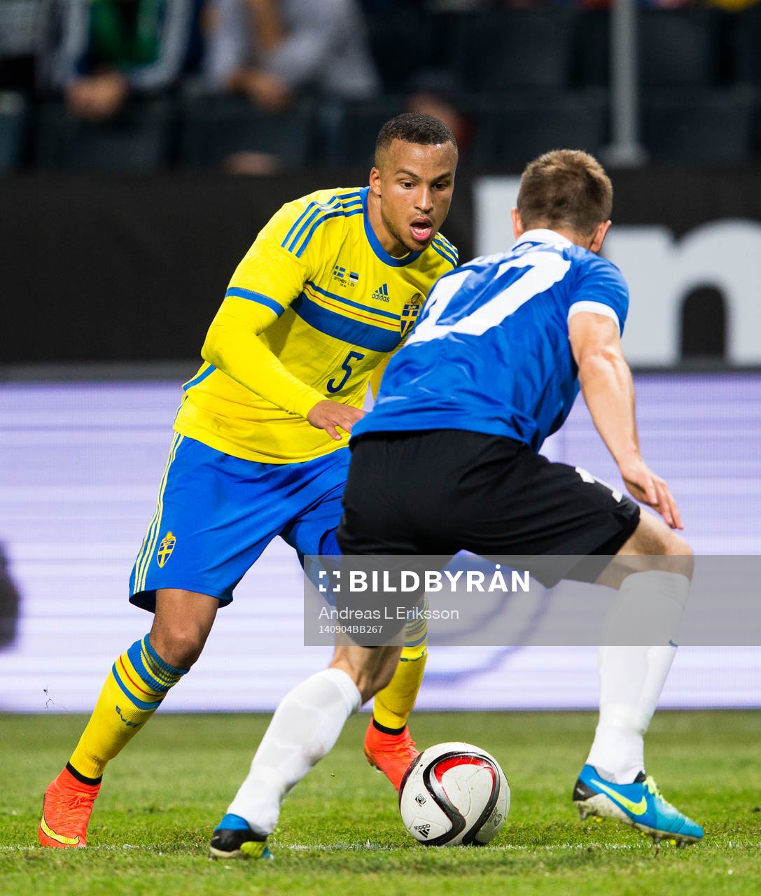 Sveriges Martin Olsson med en tunnel på Estlands Enar