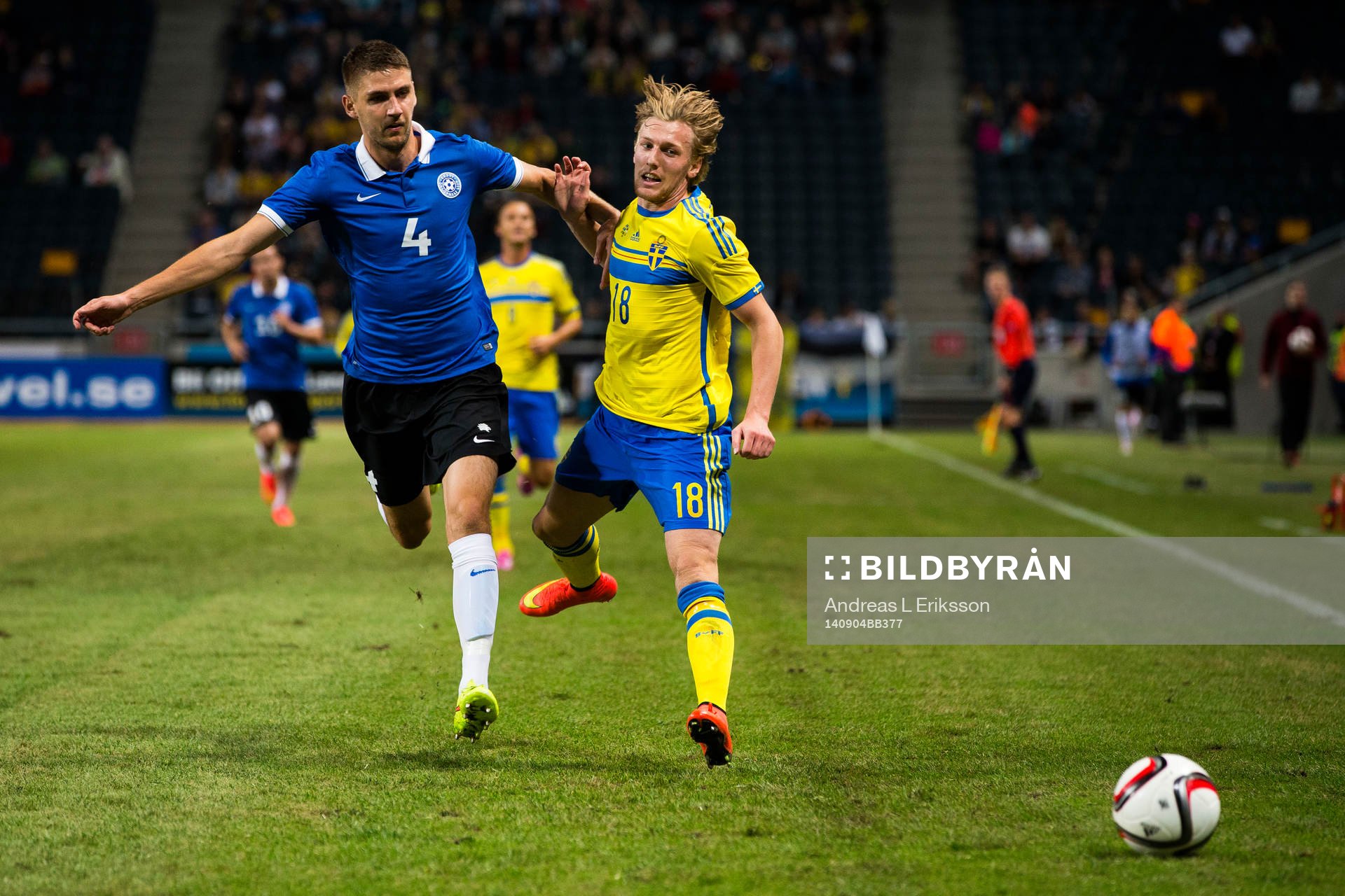 Estlands Igor Morozov och Sveriges Emil Forsberg i kamp om