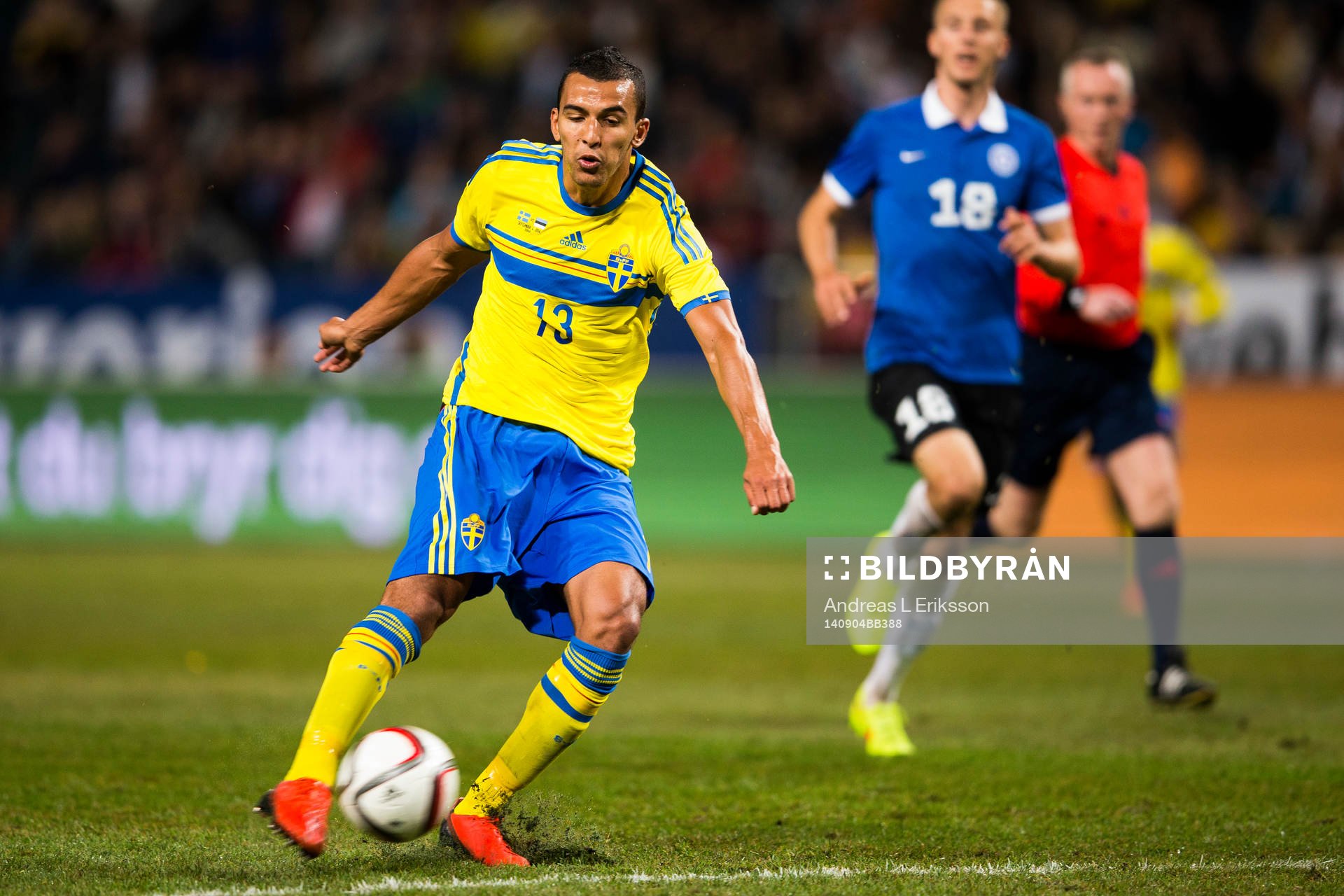 Sveriges Nabil Bahoui med ett skott