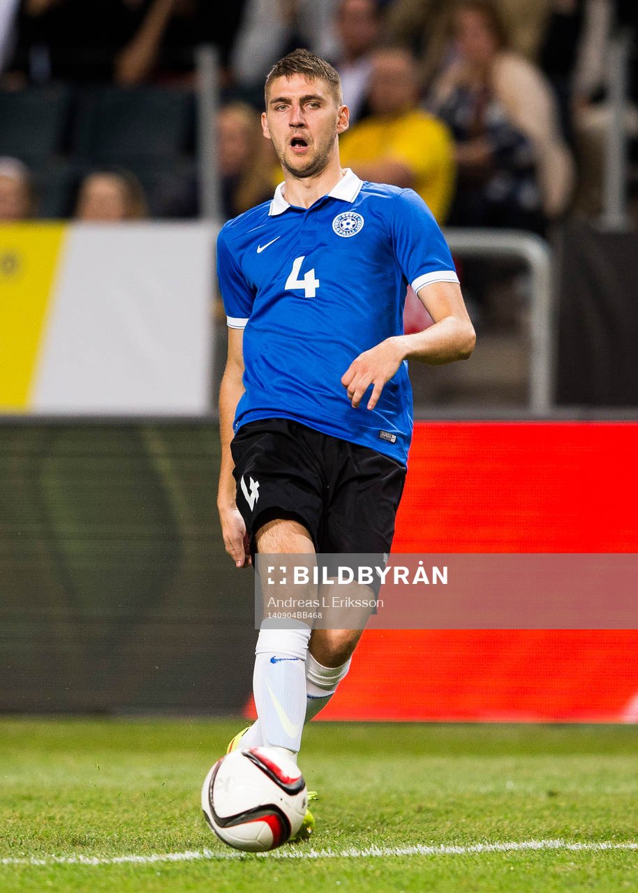Estlands Igor Morozov med bollen
