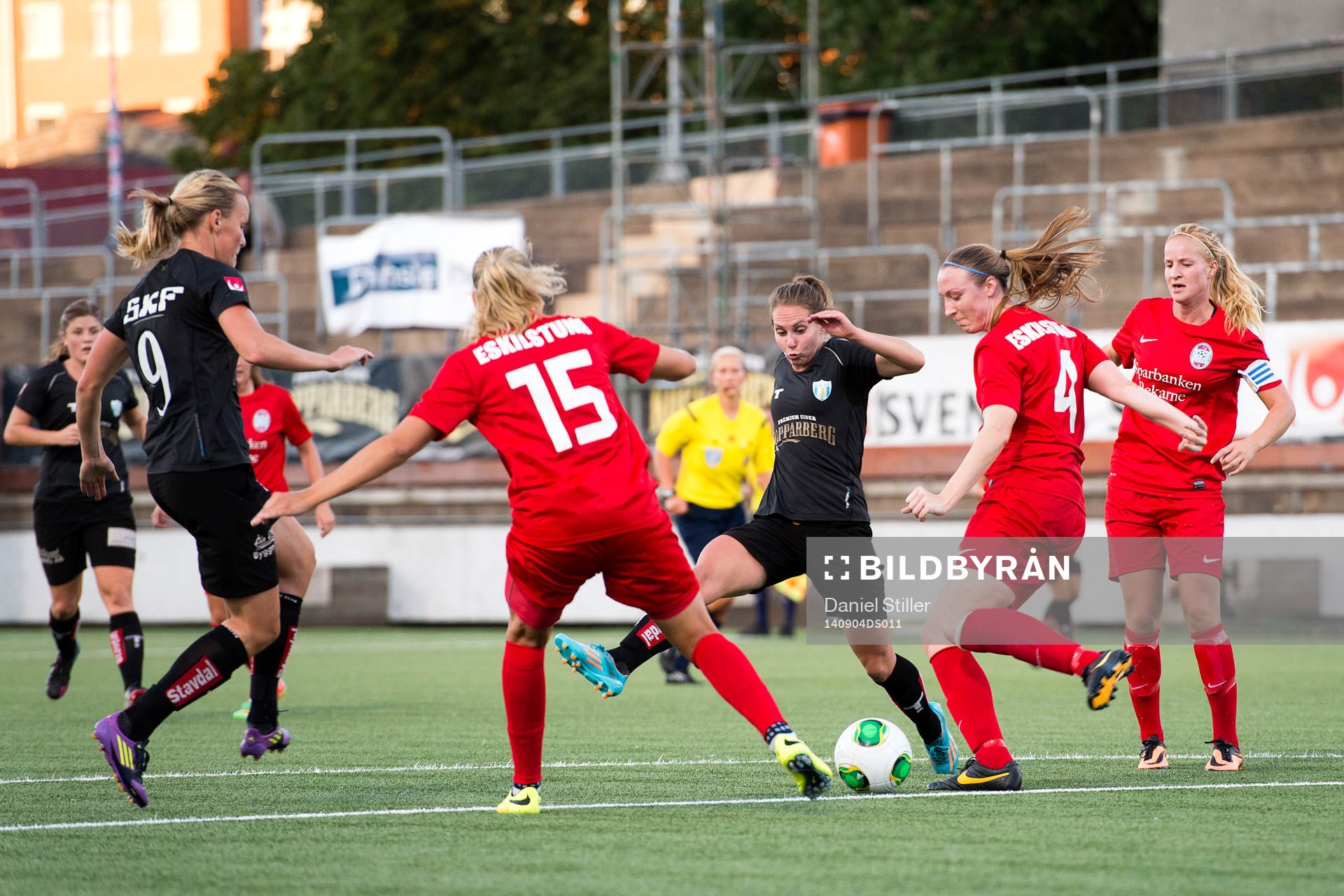 Göteborgs Manon Melis i kamp med Eskilstunas Vaila Barsley och Louise Quinn under fotbollsmatchen i Damallsvenskan mellan Göteborg och Eskilstuna den 4 september 2014 i Göteborg.