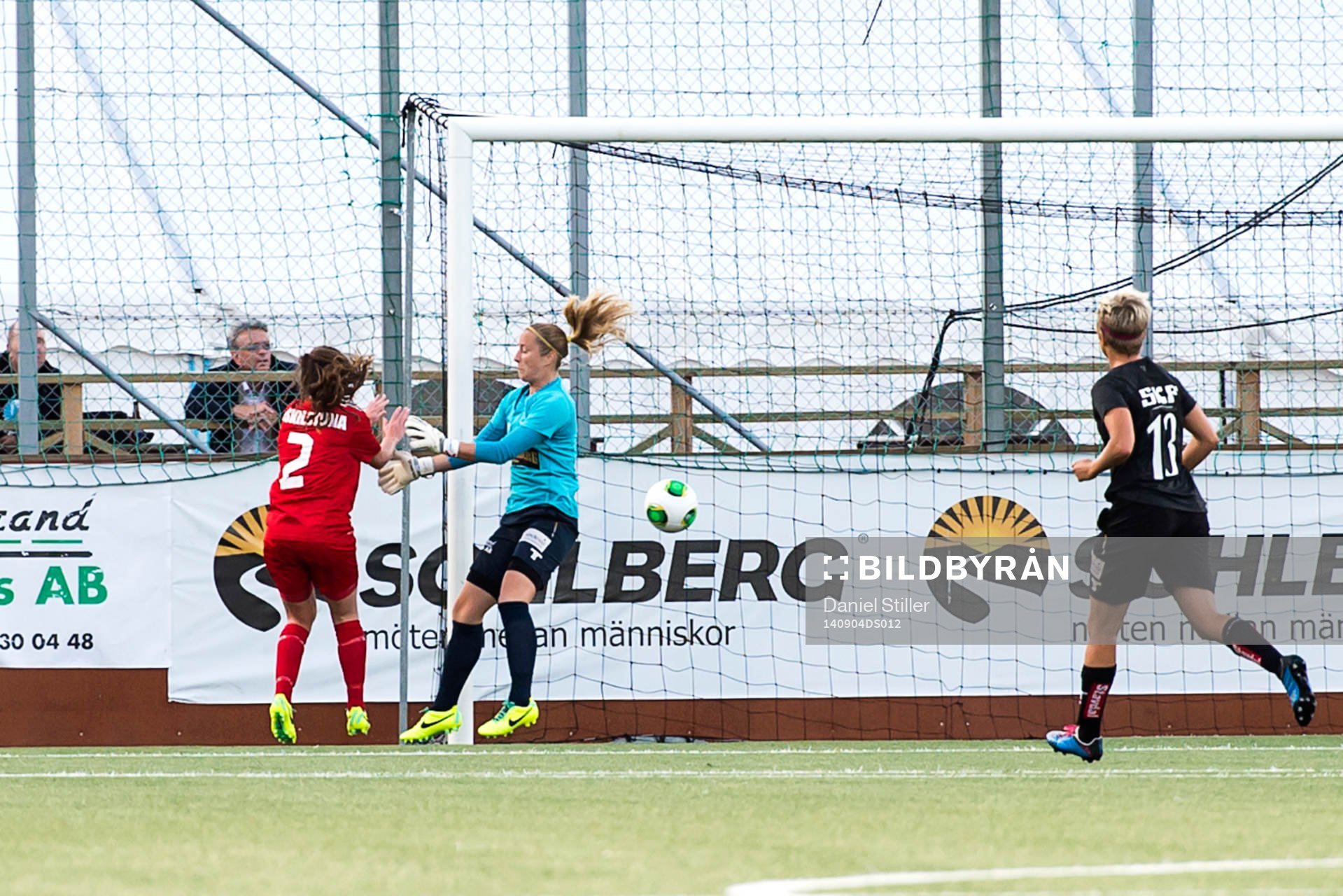 Eskilstunas Malin Diaz gör 0-2 bakom Göteborgs målvakt