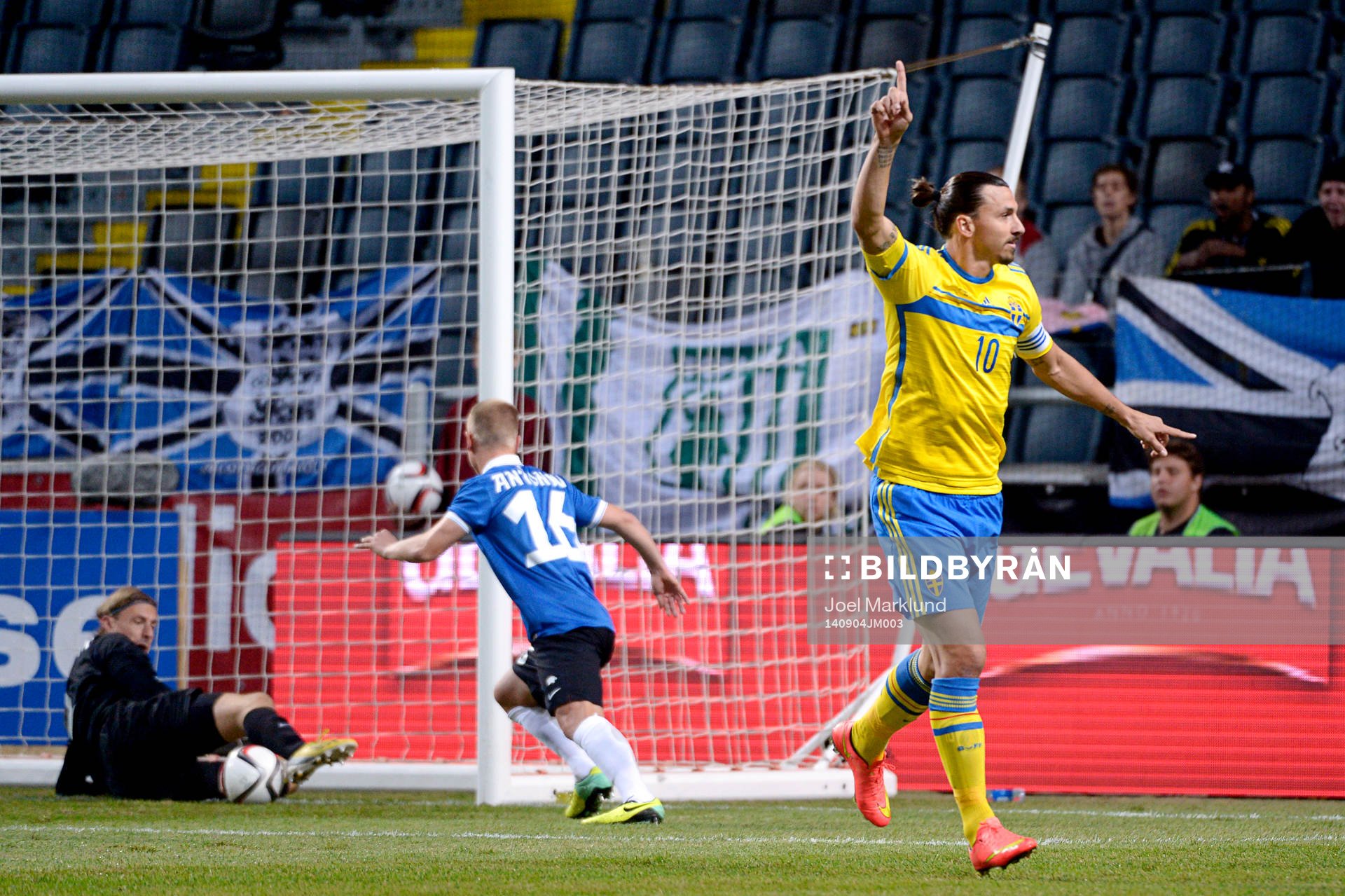 Sveriges Zlatan Ibrahimovic jublar