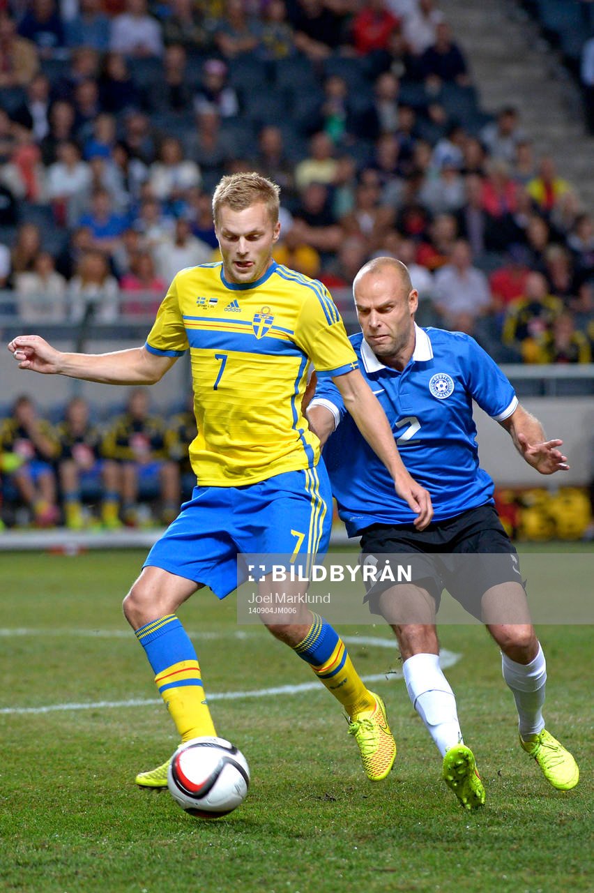 Sveriges Sebastian Larsson utmanas av Estlands Joel Lindpere under fotbollslandskampen mellan Sverige och Estland den 4 september 2014 i Stockholm.