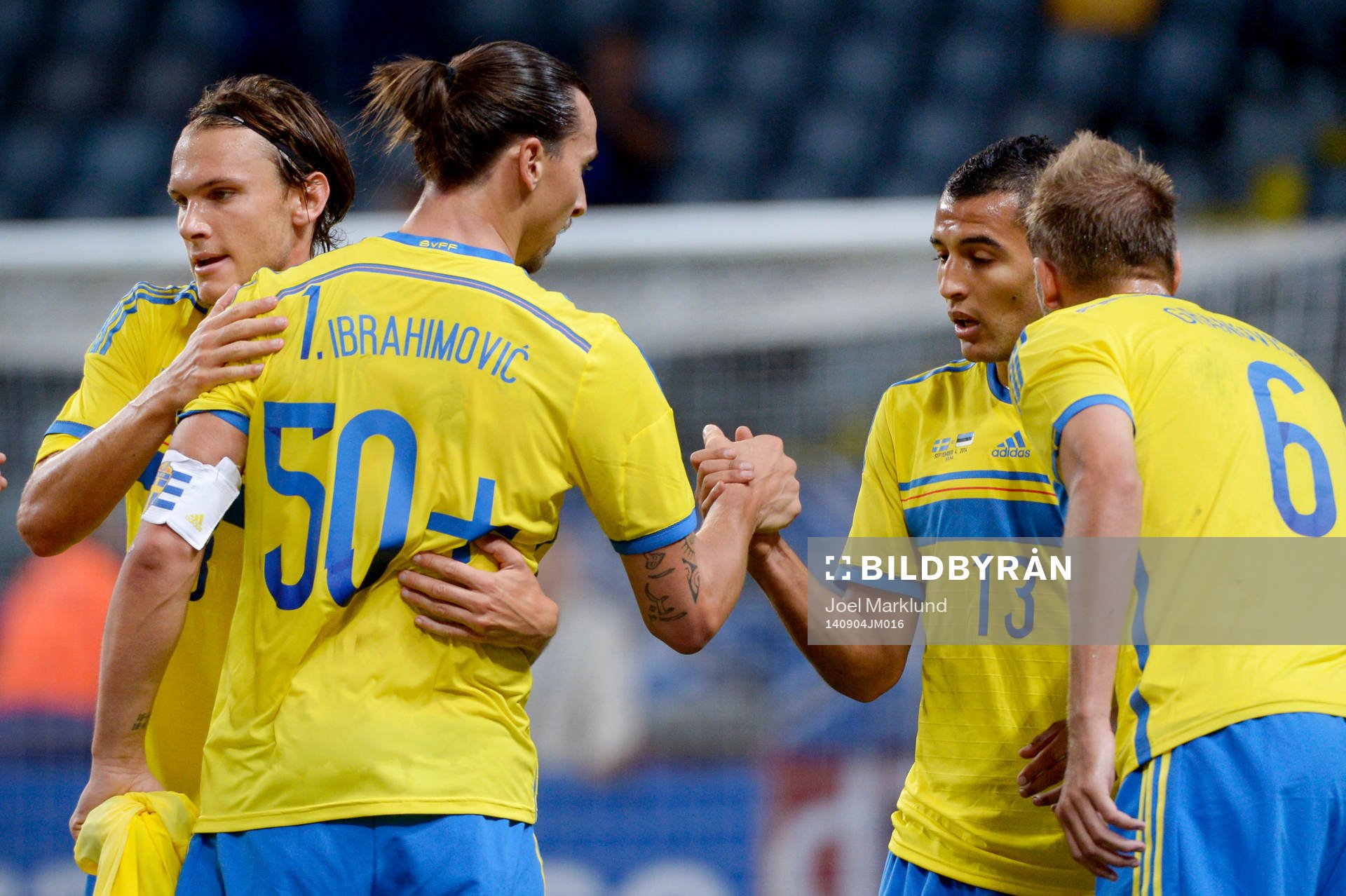 Sveriges Zlatan Ibrahimovic firar han gjort 2-0 med