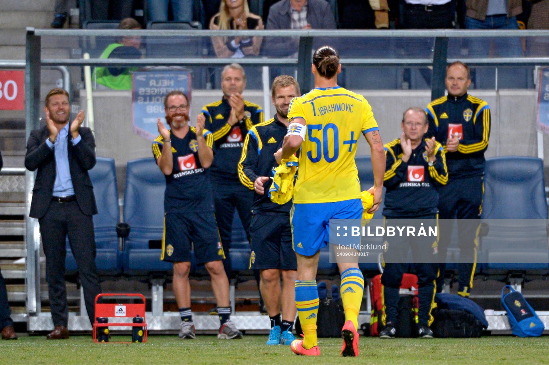 Sveriges Zlatan Ibrahimovic firar han gjort 2-0 med