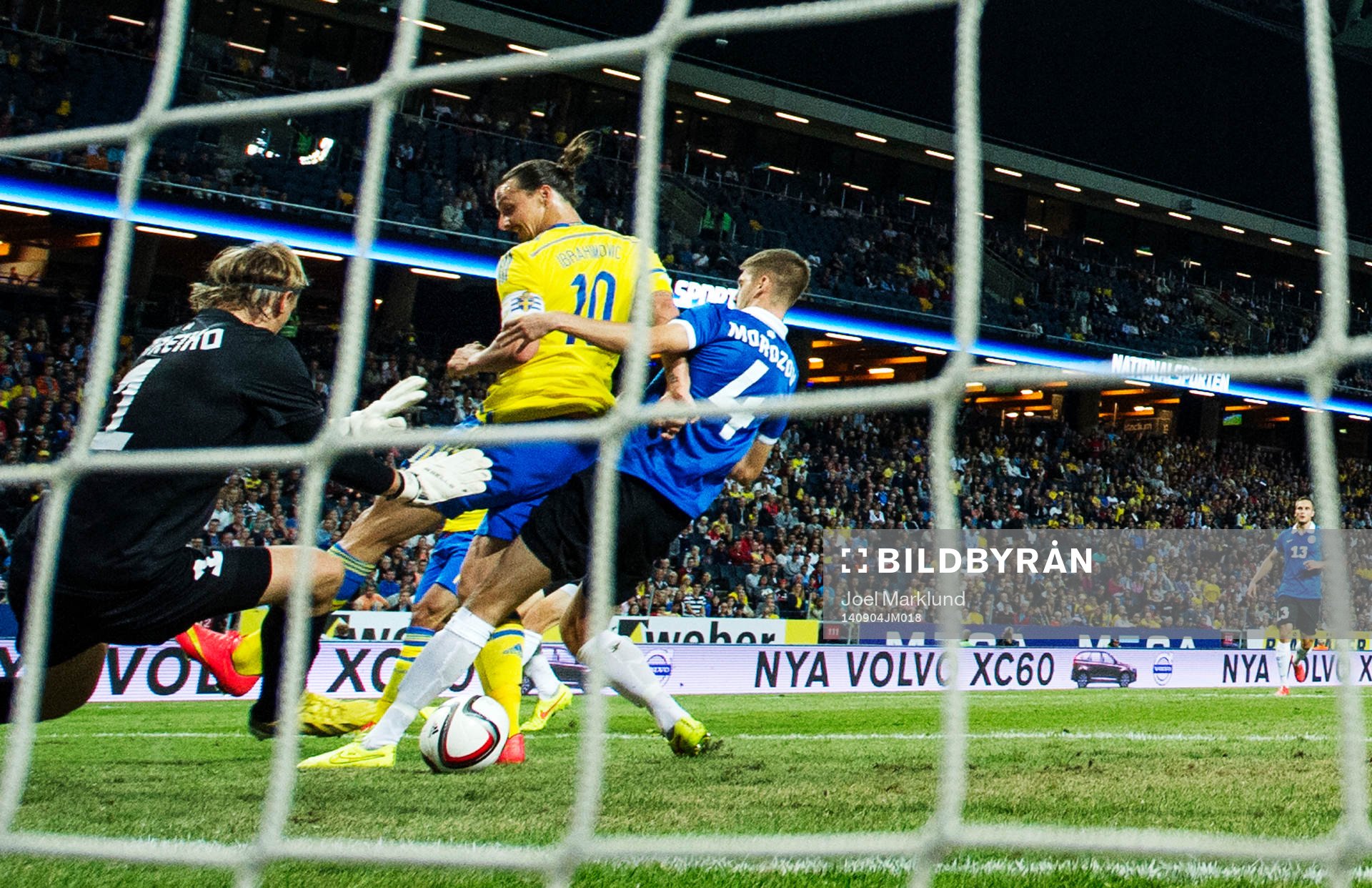 Sveriges Zlatan Ibrahimovic klackar in 2-0 bakom Estlands