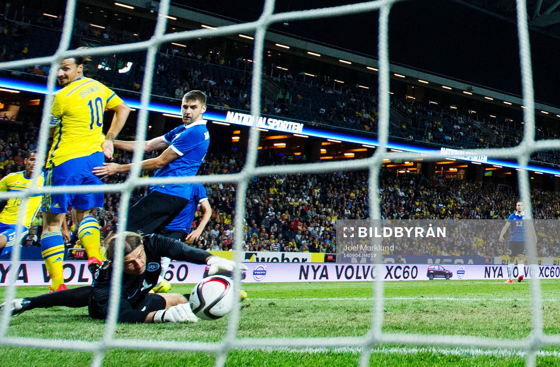 Sveriges Zlatan Ibrahimovic klackar in 2-0 bakom Estlands