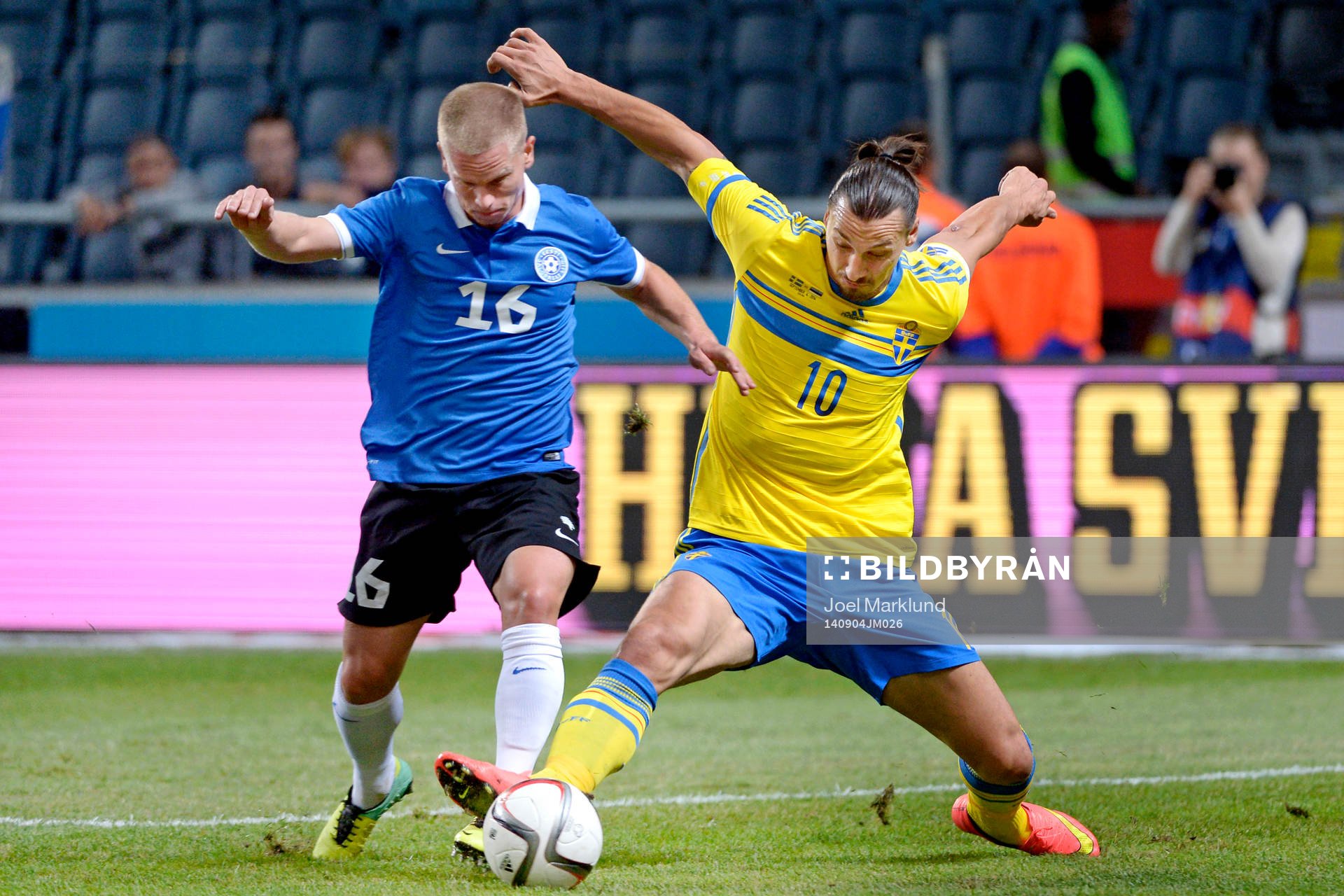 Estlands Ilja Antonov i kamp om bollen med Sveriges Zlatan Ibrahimovic under fotbollslandskampen mellan Sverige och Estland den 4 september 2014 i Stockholm.