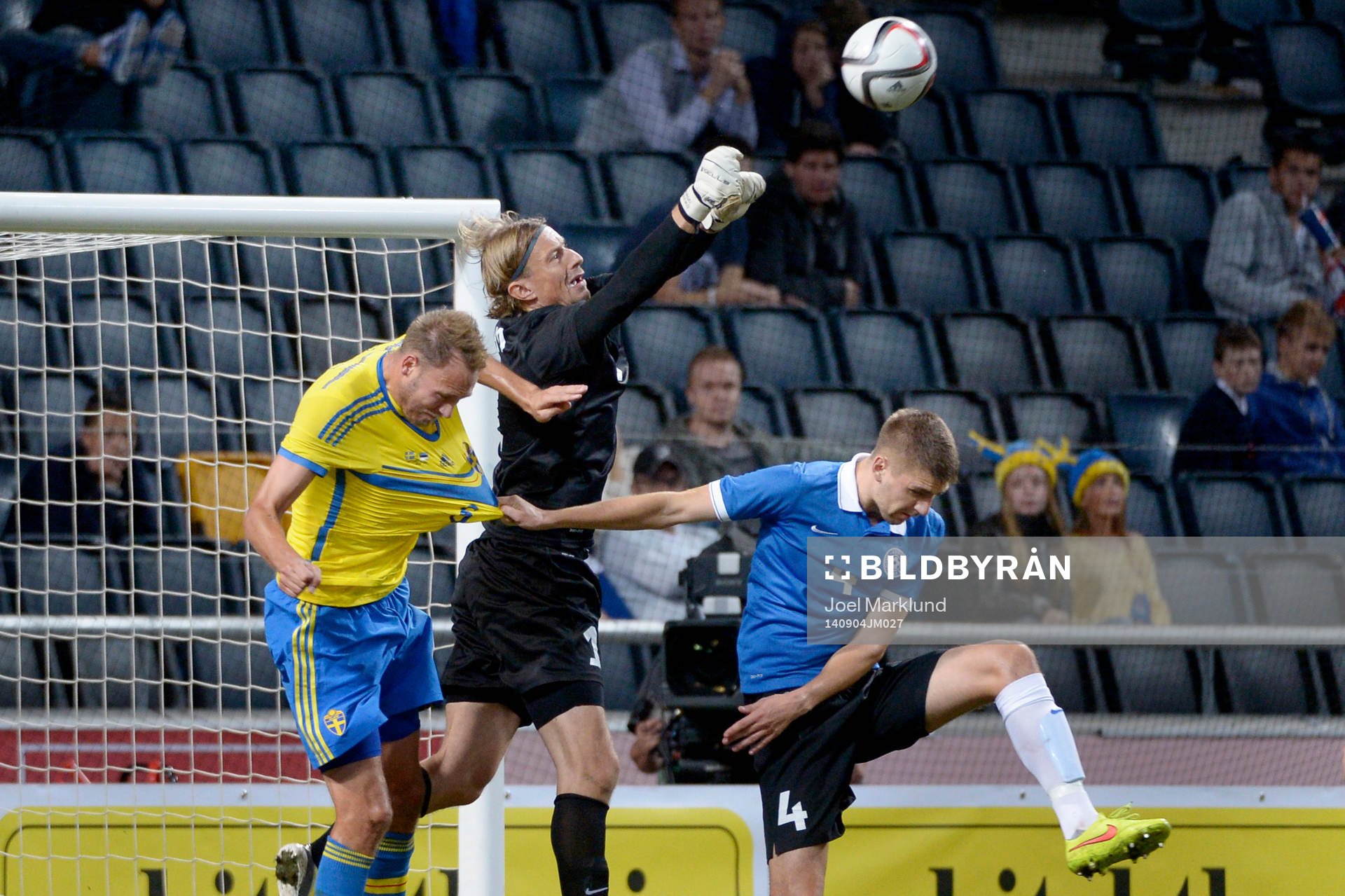 Sveriges Andreas Granqvist dras i tröjan av Estlands Igor