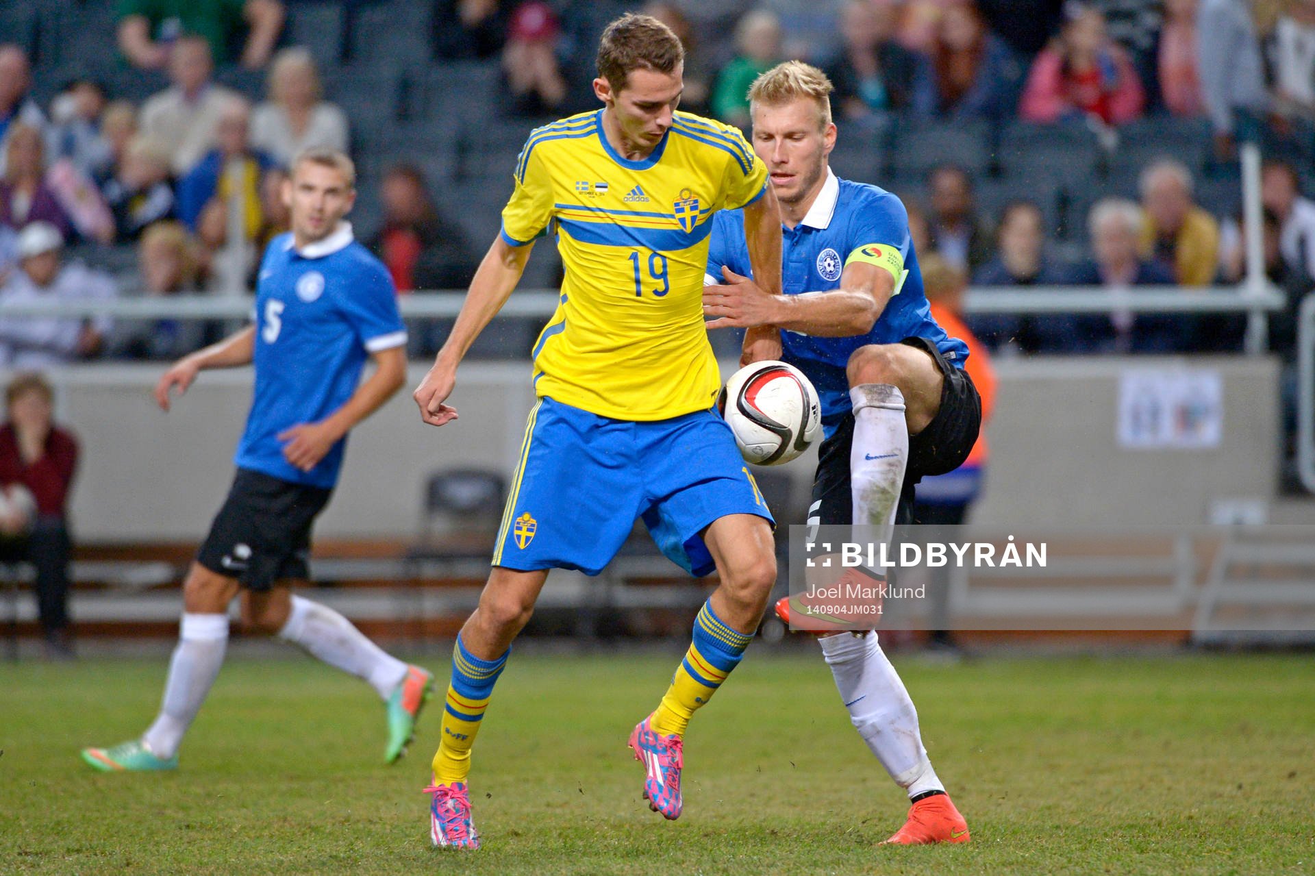 Sveriges Branimir Hrgota i kamp med Estlands Ragnar Klavan under fotbollslandskampen mellan Sverige och Estland den 4 september 2014 i Stockholm.