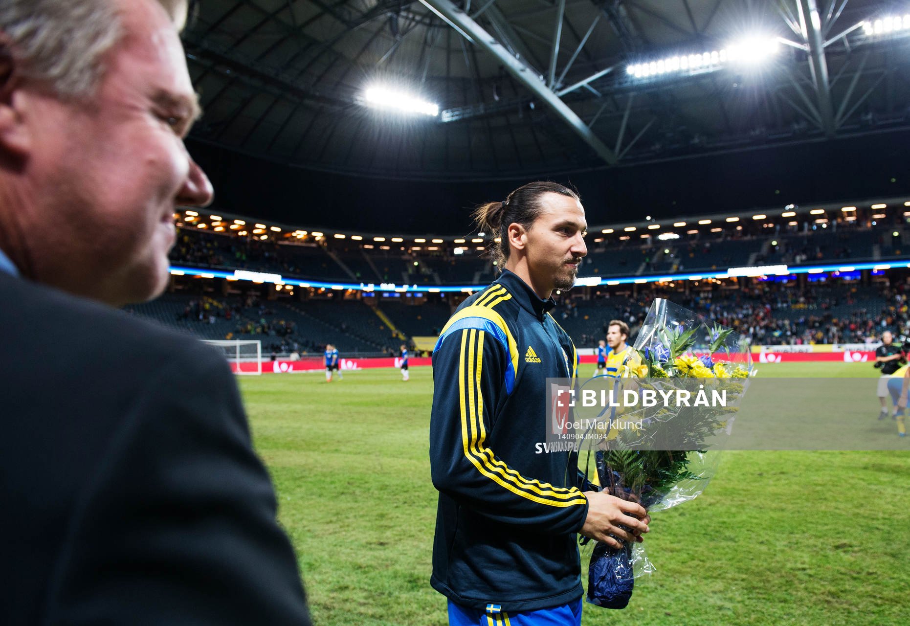 Sveriges Zlatan Ibrahimovic får blommor av Svenska