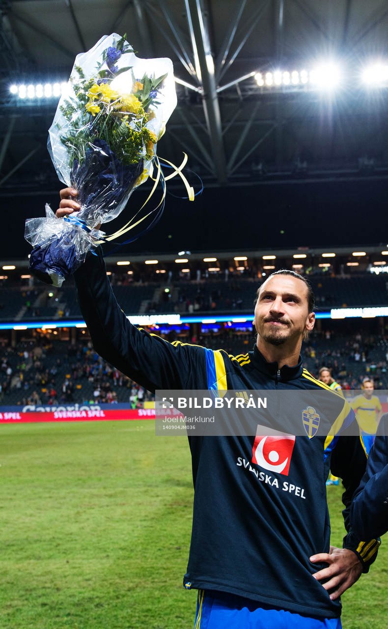 Sveriges Zlatan Ibrahimovic viftar mot publiken med blommor