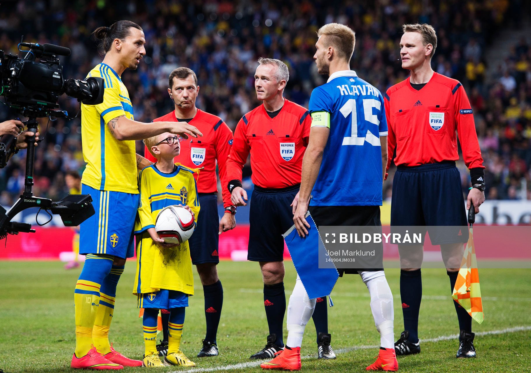 Filip från Min stora dag håller i matchbollen när
