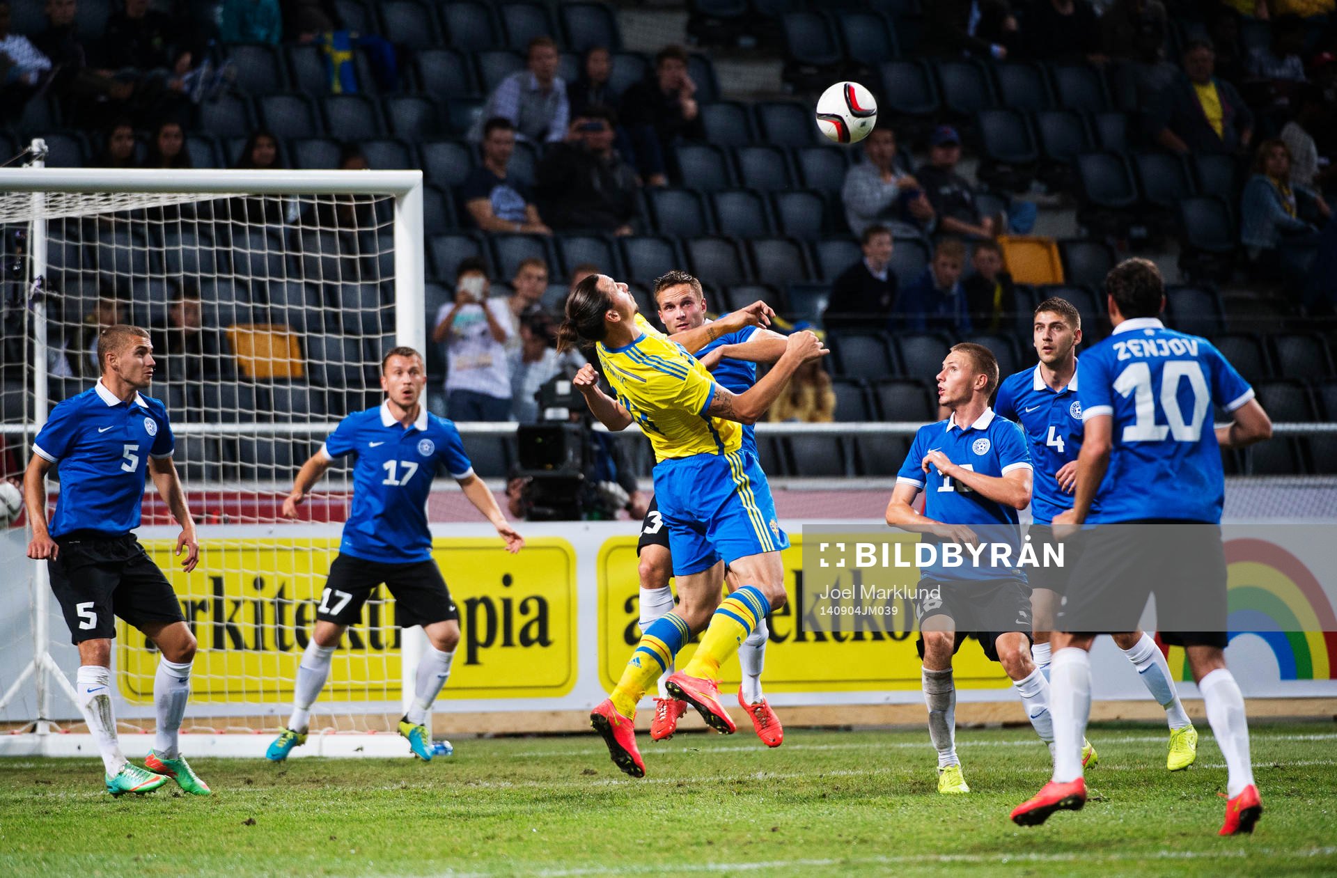 Sveriges Zlatan Ibrahimovic tar ner bollen på en hörna