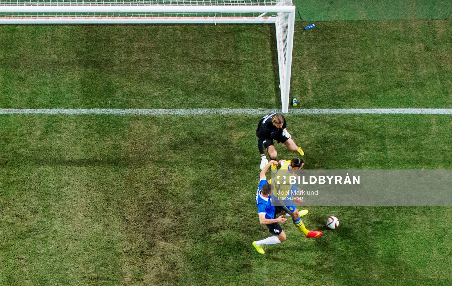 Sveriges Zlatan Ibrahimovic klackar in 2-0 bakom Estlands målvakt Sergei Pareiko under fotbollslandskampen mellan Sverige och Estland den 4 september 2014 i Stockholm.