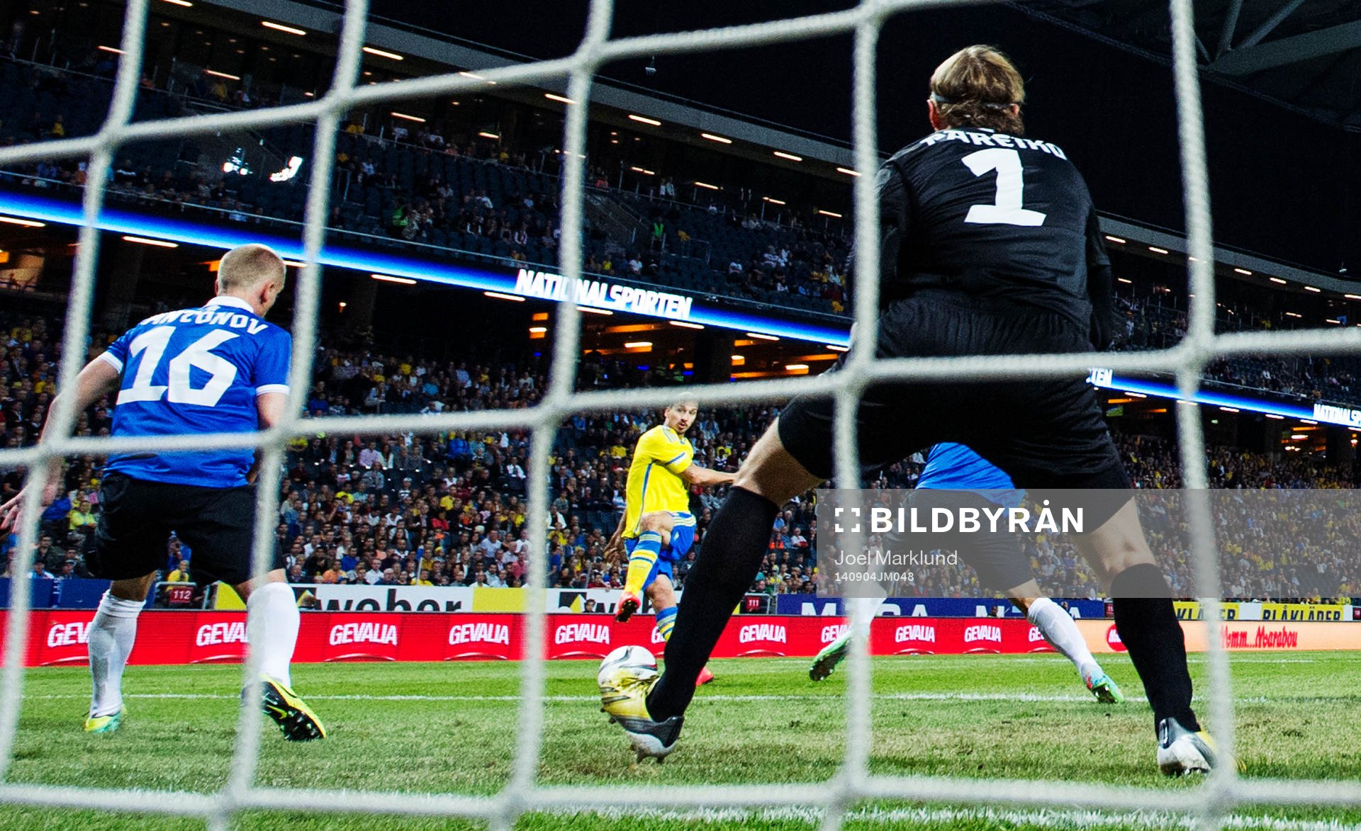 Sveriges Zlatan Ibrahimovic skjuter in 1-0 under fotbollslandskampen mellan Sverige och Estland den 4 september 2014 i Stockholm.