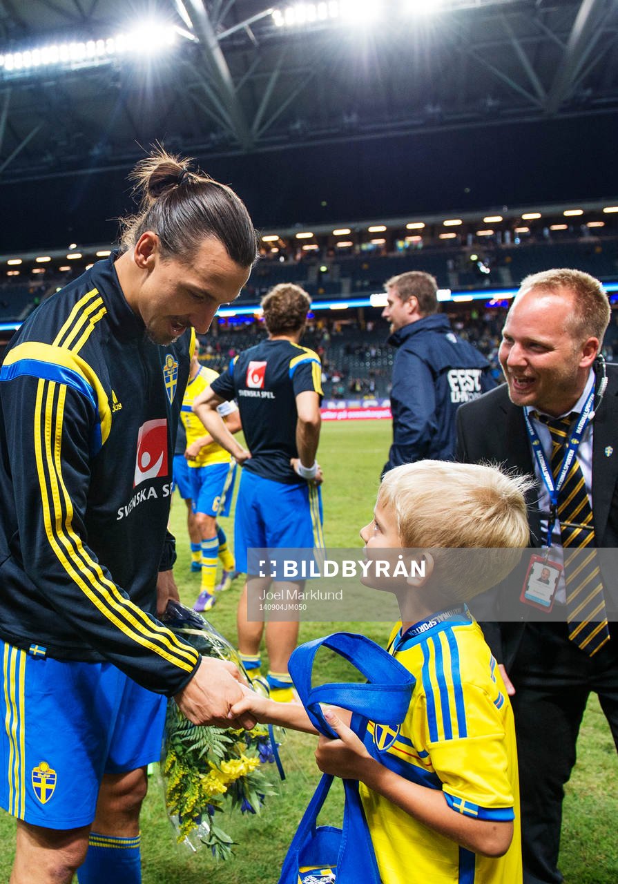 Sveriges Zlatan Ibrahimovic tar emot priset som matchens lirare av Oscar Sunesson efter fotbollslandskampen mellan Sverige och Estland den 4 september 2014 i Stockholm.