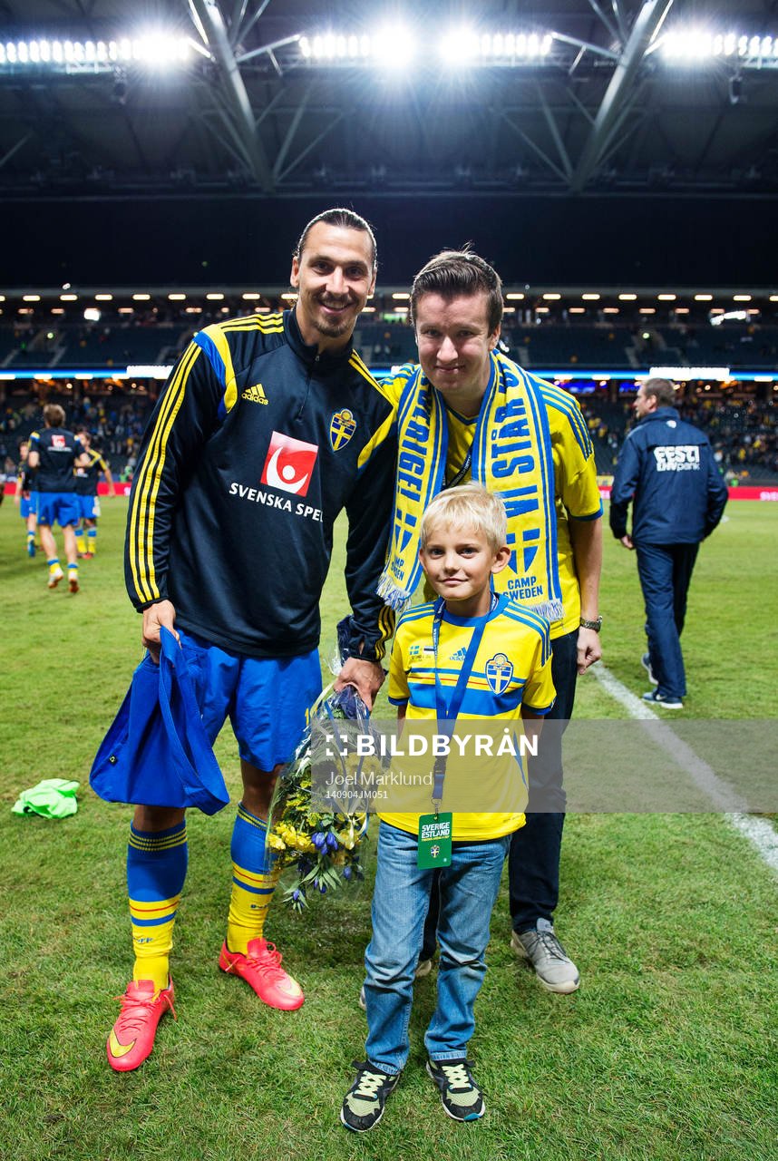 Sveriges Zlatan Ibrahimovic tog emot priset som matchens