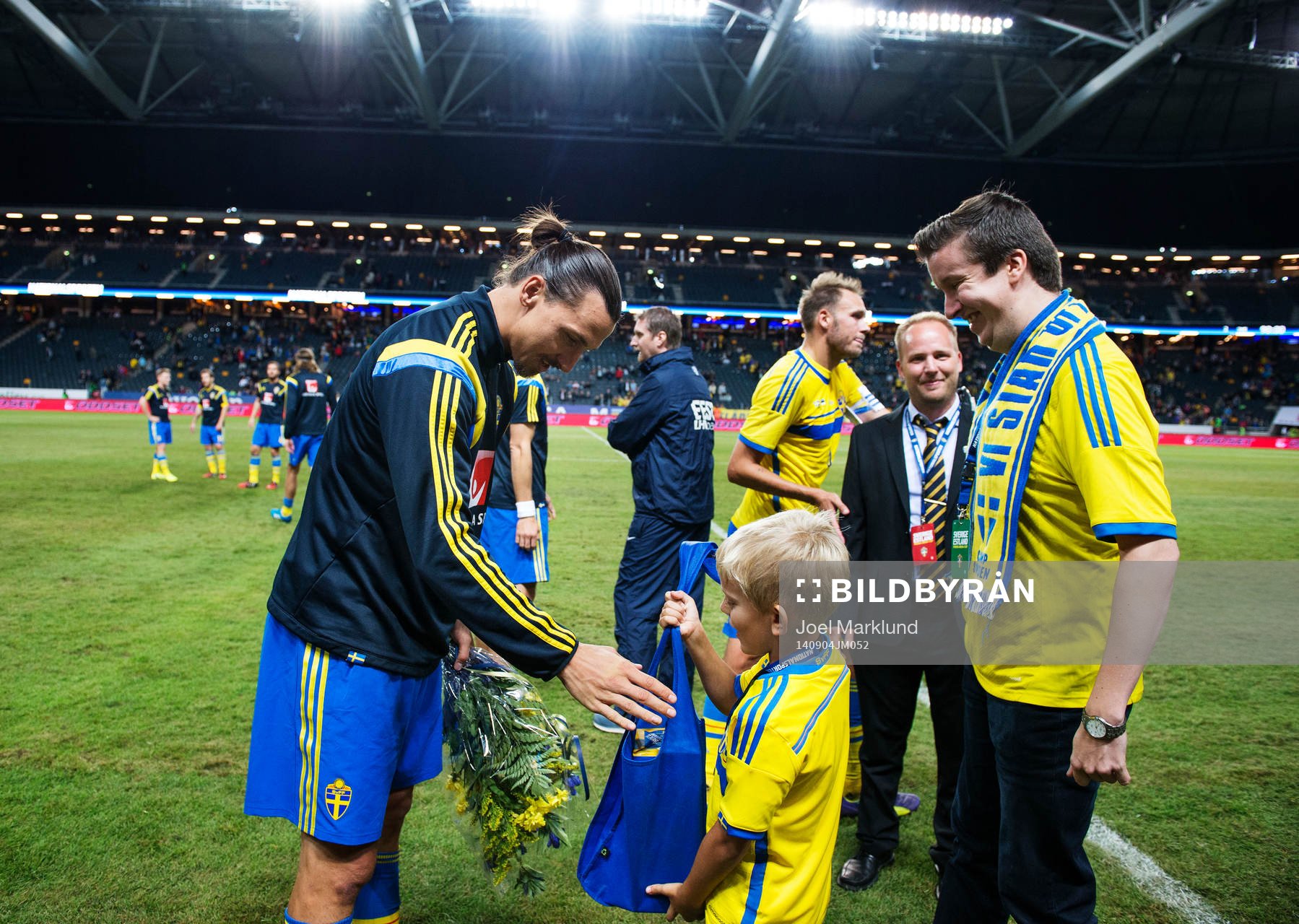 Sveriges Zlatan Ibrahimovic tar emot priset som matchens lirare av Oscar Sunesson och Henrik Bergström efter fotbollslandskampen mellan Sverige och Estland den 4 september 2014 i Stockholm.