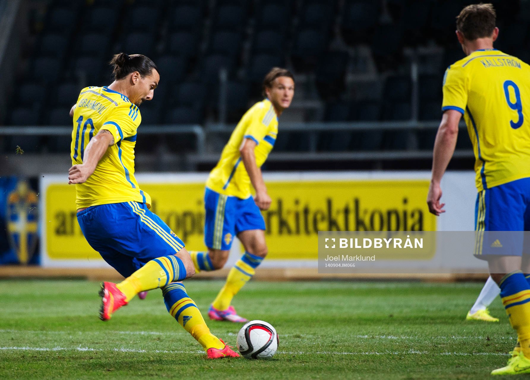 Sveriges Zlatan Ibrahimovic skjuter en frispark