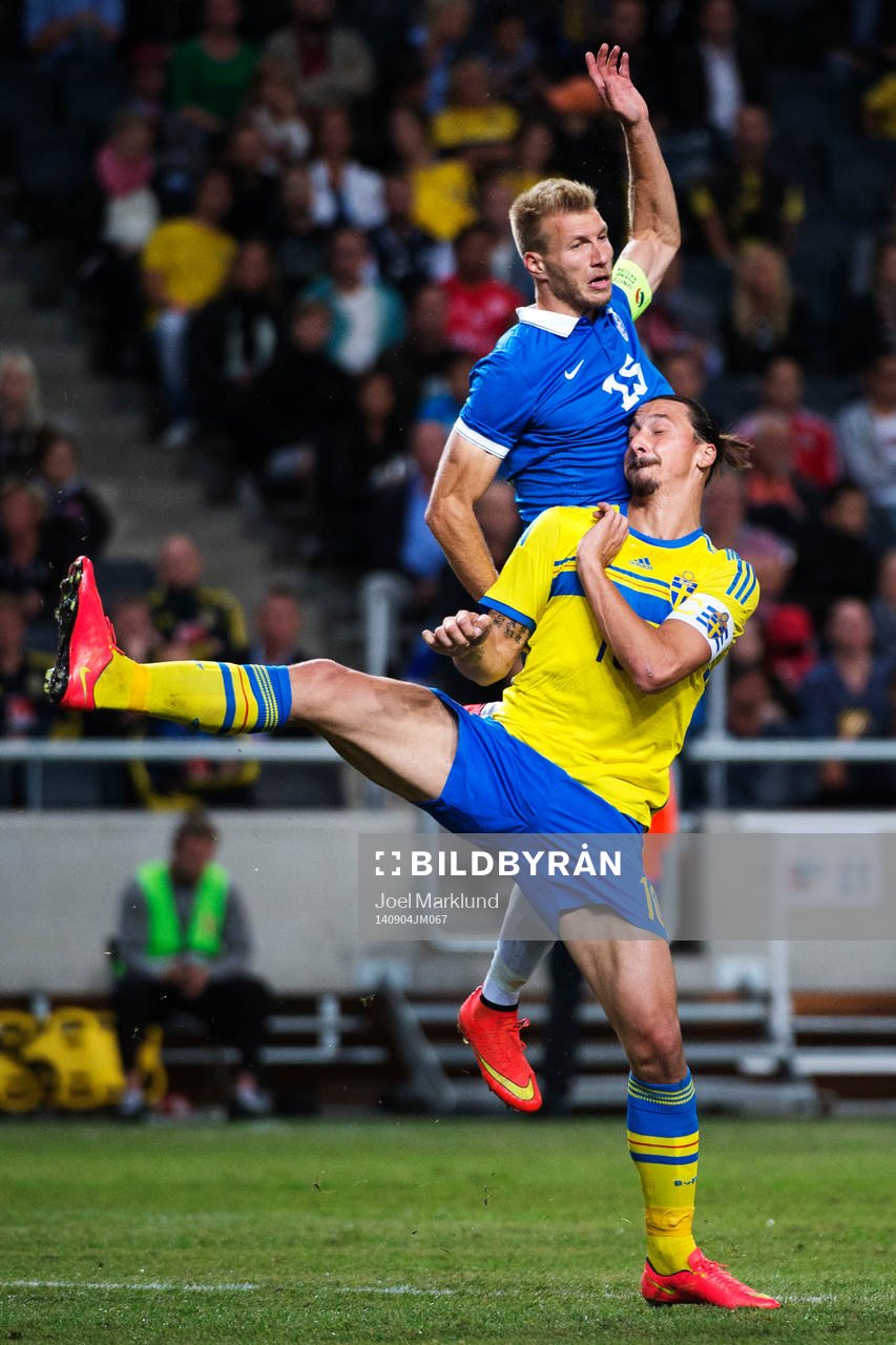 Sveriges Zlatan Ibrahimovic i en duell med Estlands Ragnar