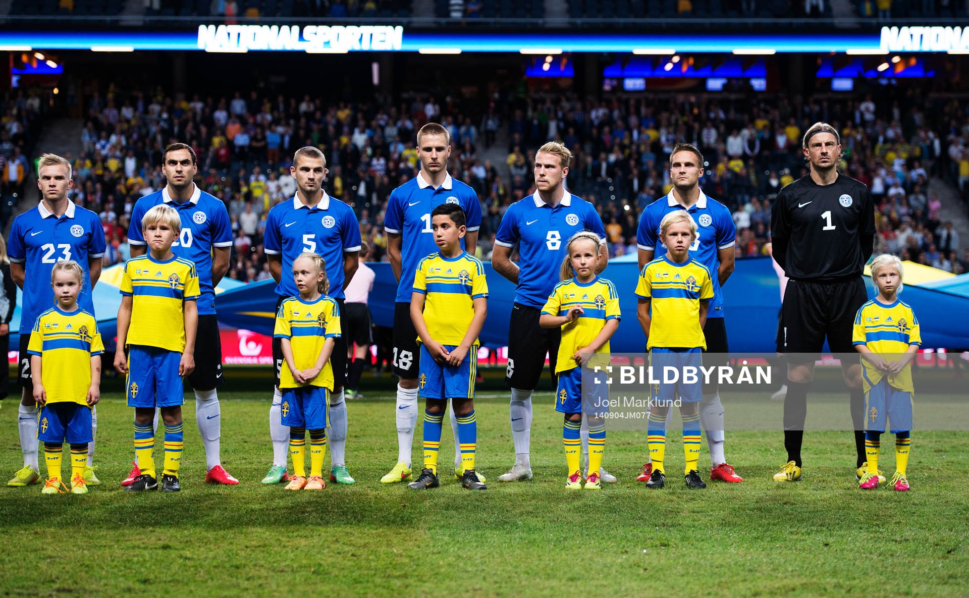 Estlands lag med knattar framför sig inför fotbollslandskampen mellan Sverige och Estland den 4 september 2014 i Stockholm.