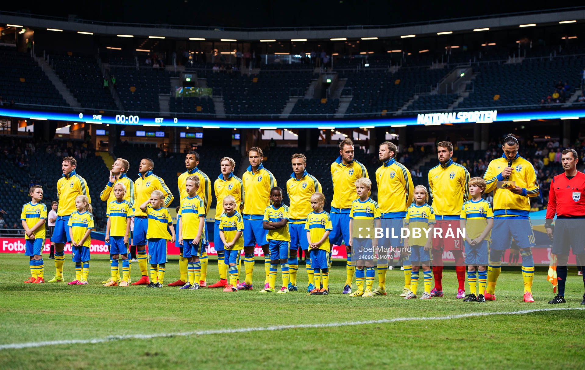 Sveriges lag med knattar framför sig