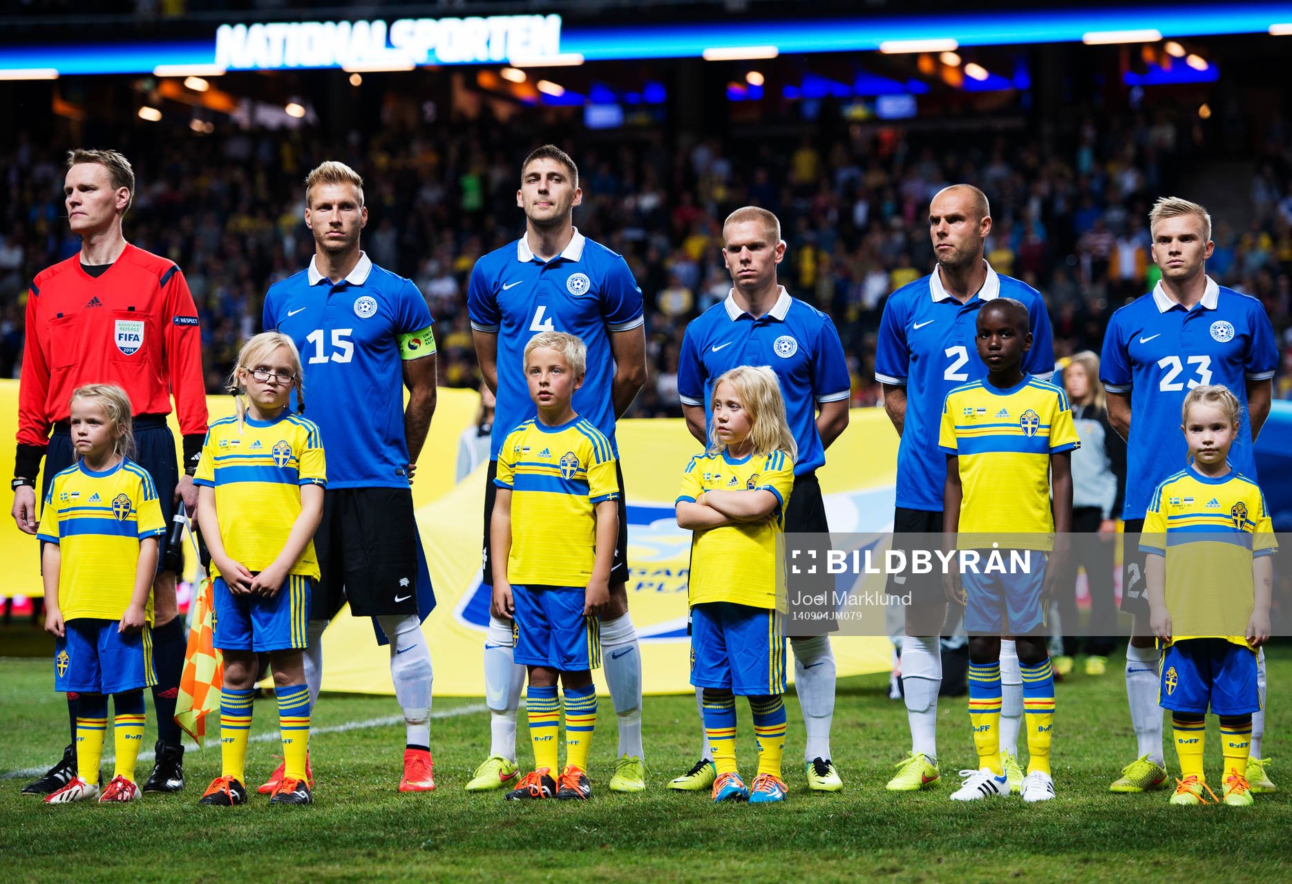 Estlands lag med knattar framför sig