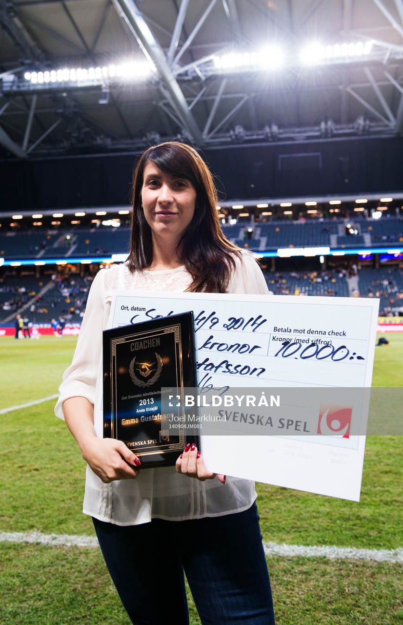 Emma Gustafsson poserar med ett diplom och check från Svenska Spel för pris för Årets eldsjäl i Det Svenska Idrottsledarpriset, under fotbollslandskampen mellan Sverige och Estland den 4 september 2014 i Stockholm.