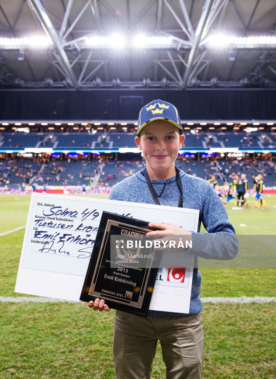 Emil Enhörning poserar med ett diplom och check från Svenska Spel för pris för Årets domare i Det Svenska Idrottsledarpriset, under fotbollslandskampen mellan Sverige och Estland den 4 september 2014 i Stockholm.