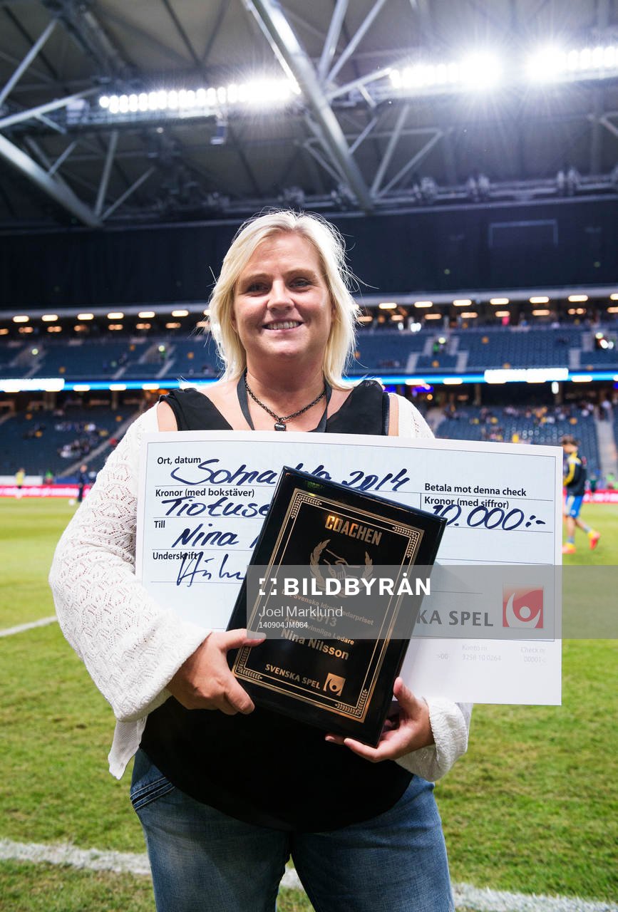 Nina Nilsson poserar med ett diplom och check från Svenska