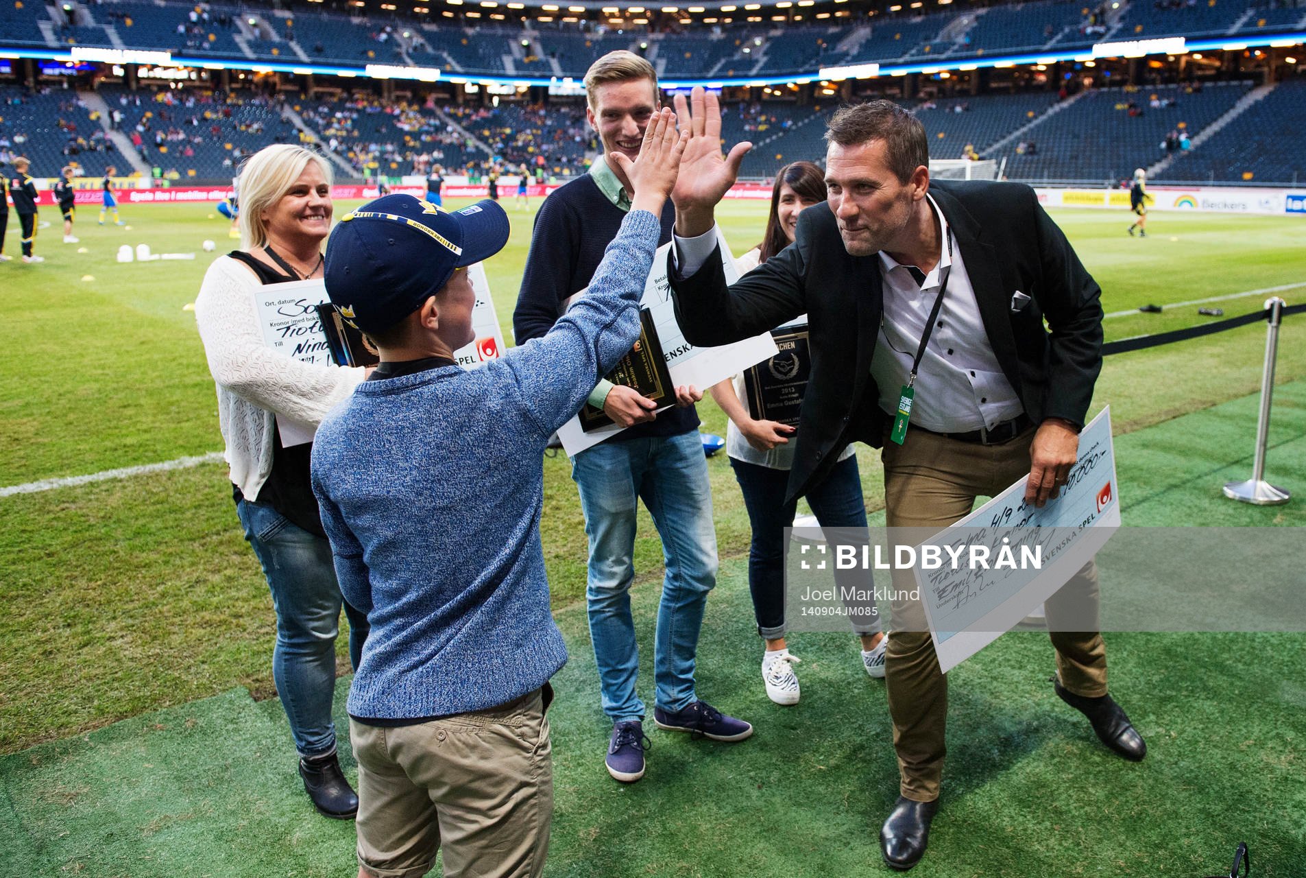 Emil Enhörning och Stefan Lövgren under prisutdelning av Det Svenska Idrottsledarpriset vid fotbollslandskampen mellan Sverige och Estland den 4 september 2014 i Stockholm.