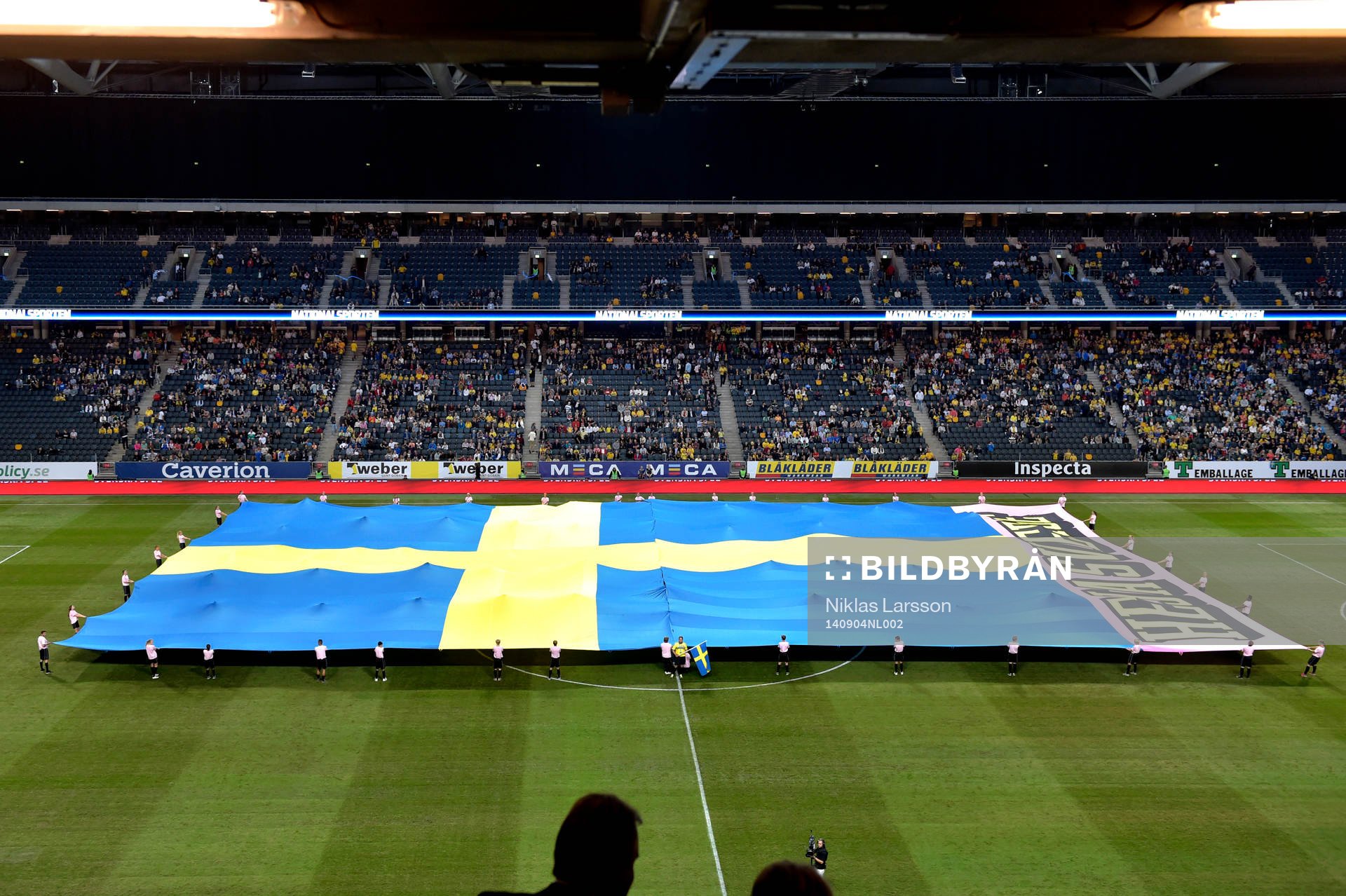Svenska flaggan i jätteformat fälls ut