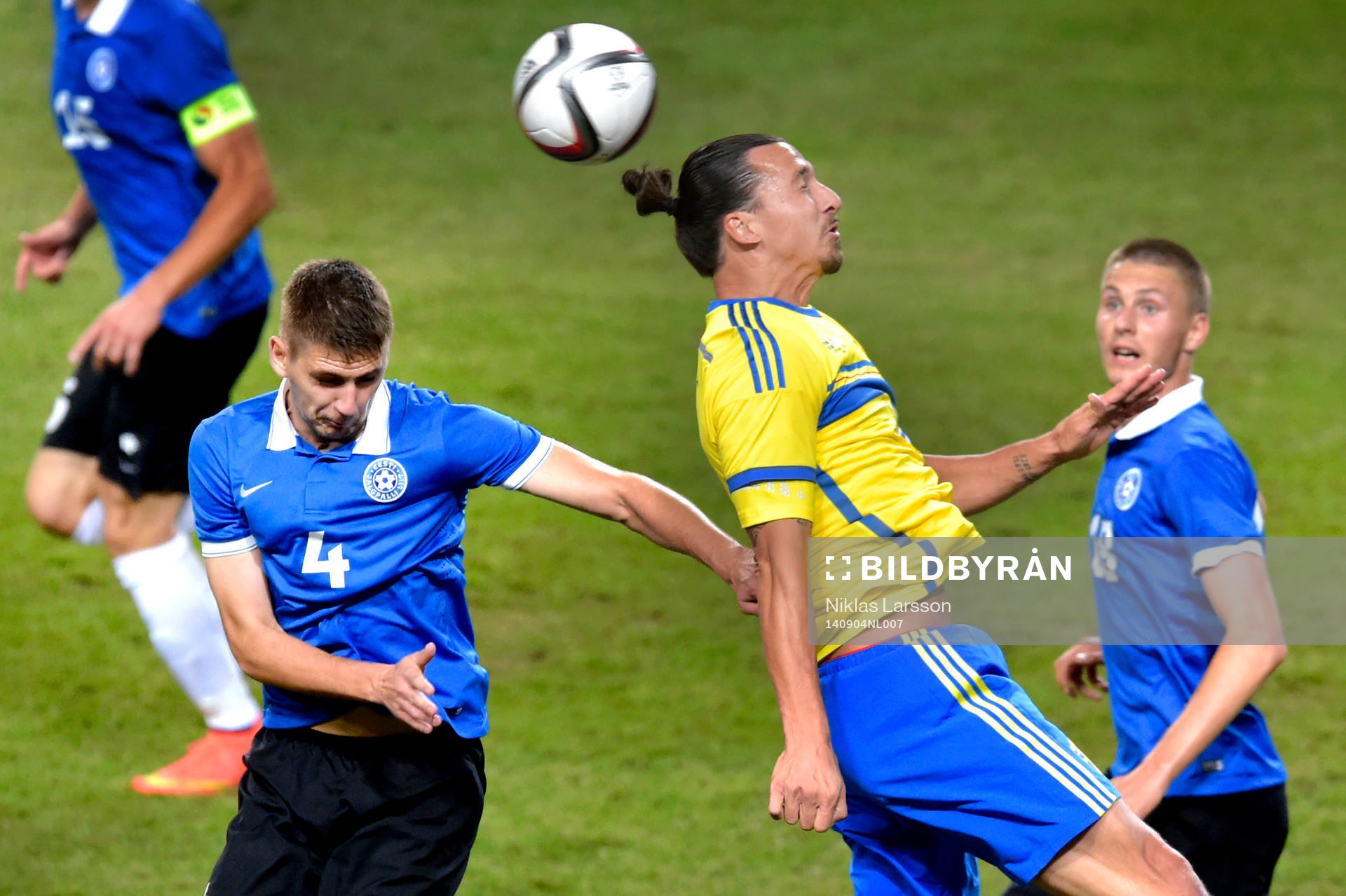 Sveriges Zlatan Ibrahimovic i nickduell med Estlands Igor