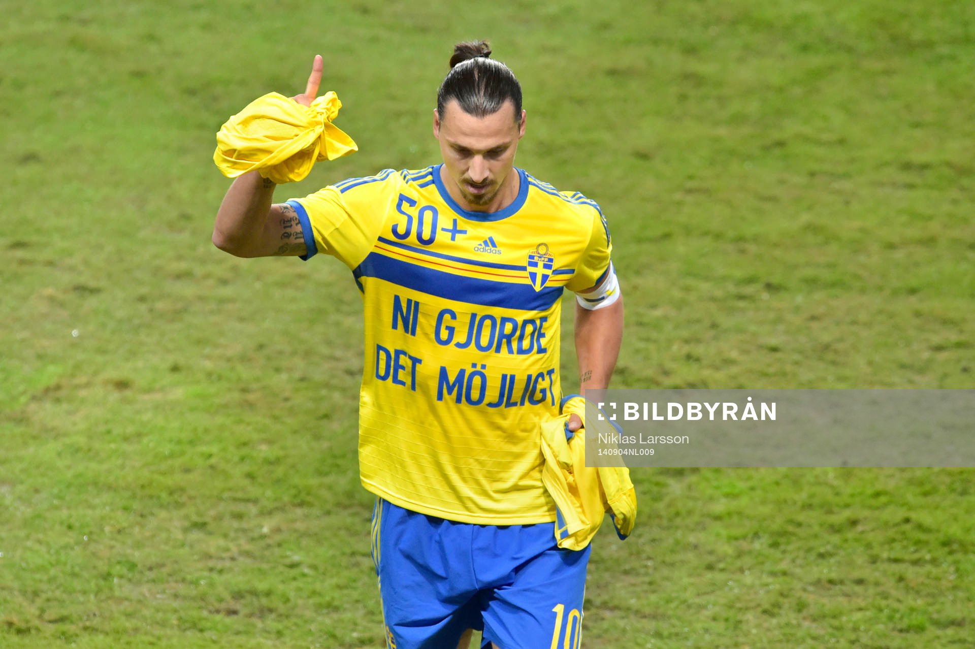 Sveriges Zlatan Ibrahimovic jublar