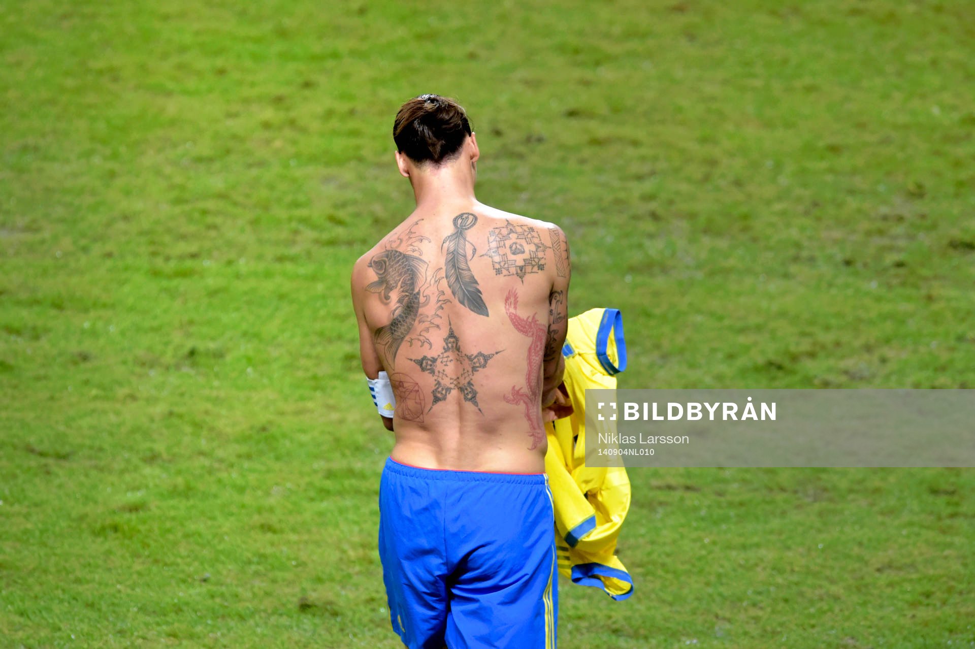 Sveriges Zlatan Ibrahimovic i bar överkropp visande hans tatueringar på ryggen under fotbollslandskampen mellan Sverige och Estland den 4 september 2014 i Stockholm.
