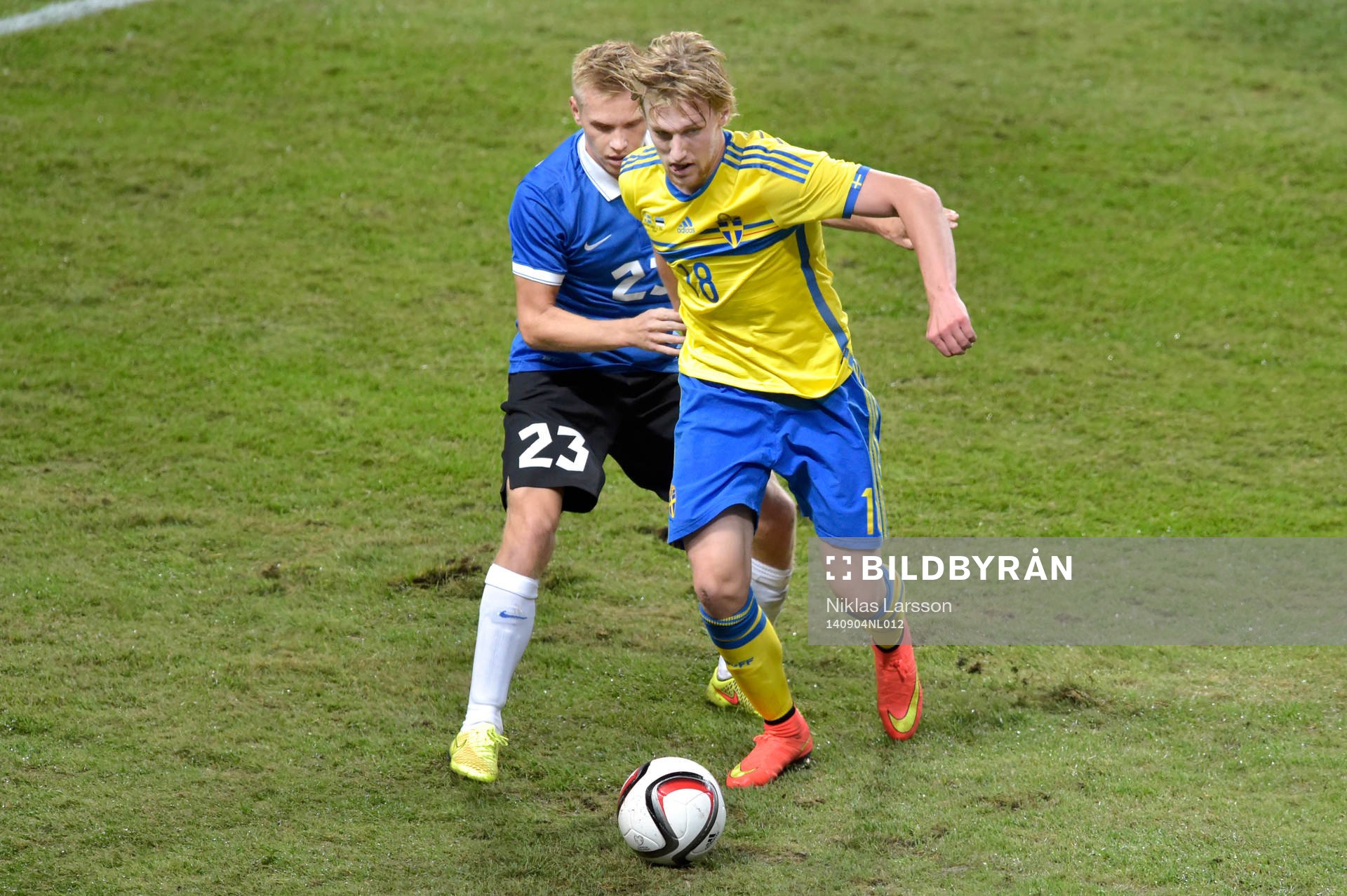 Sveriges Emil Forsberg jagas av Estlands Taijo Teniste