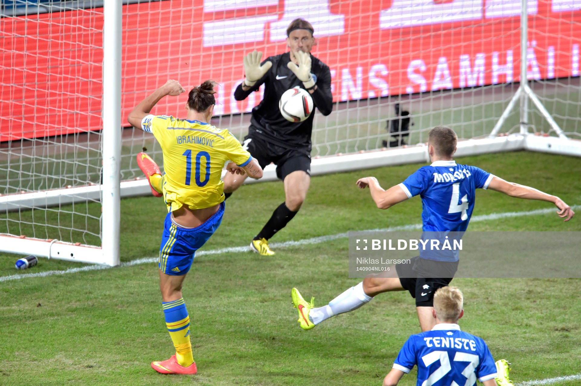 Sveriges Zlatan Ibrahimovic skjuter