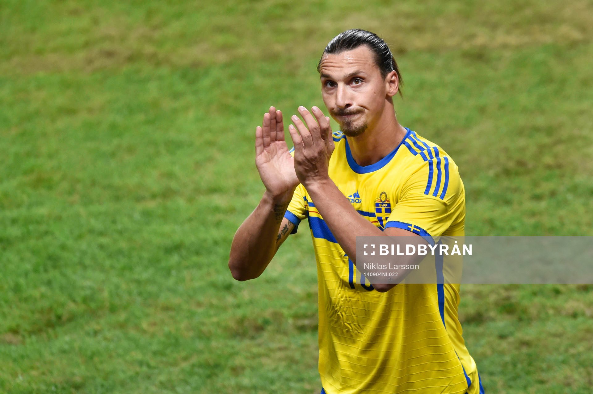 Sveriges Zlatan Ibrahimovic tackar publiken under fotbollslandskampen mellan Sverige och Estland den 4 september 2014 i Stockholm.