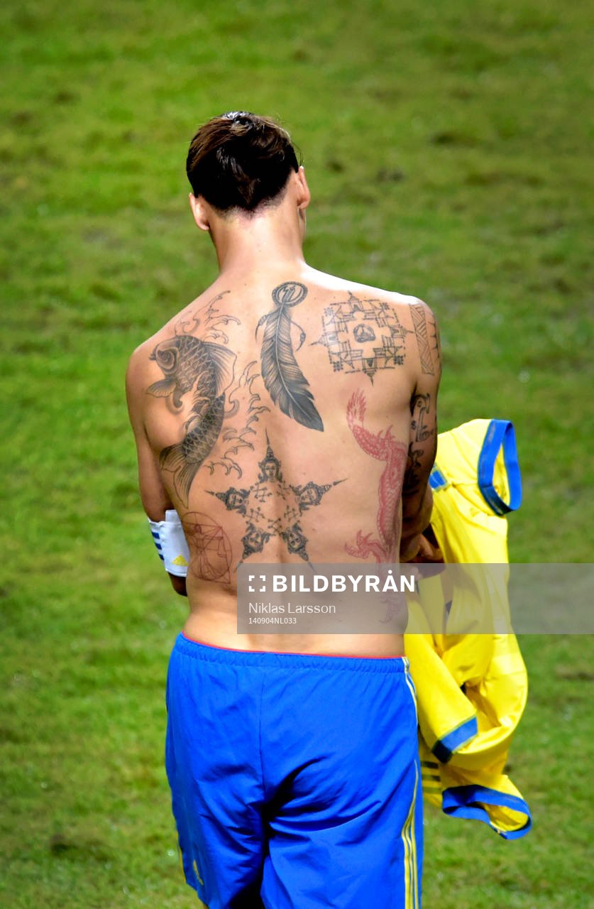 Sveriges Zlatan Ibrahimovic i bar överkropp visande hans tatueringar på ryggen under fotbollslandskampen mellan Sverige och Estland den 4 september 2014 i Stockholm.