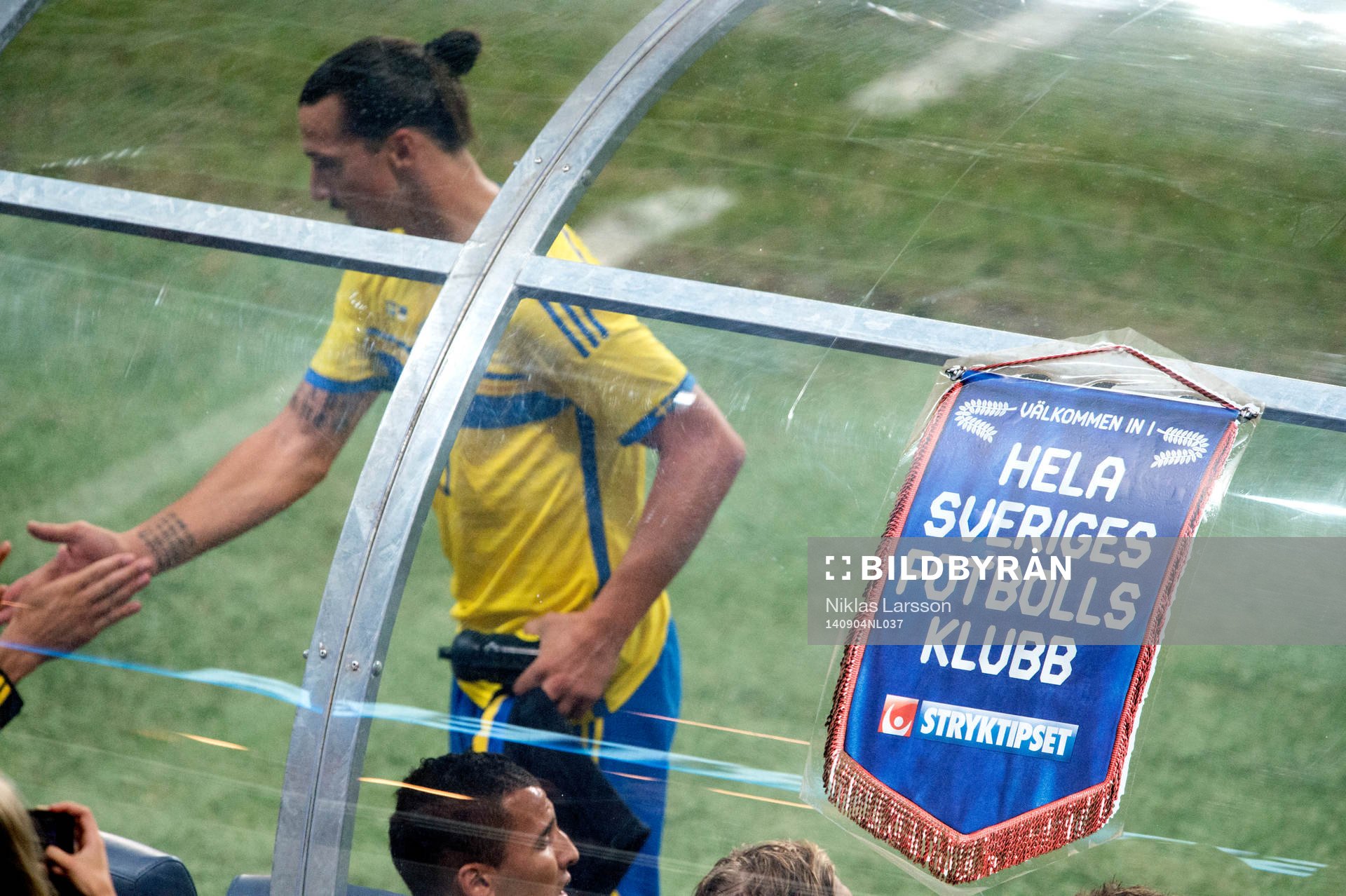 Sveriges Zlatan Ibrahimovic bakom reklamskylt för